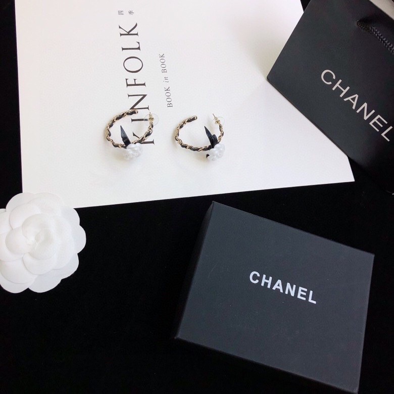 Chanel新款山茶花编织耳圈耳环牙白色的山茶花精致美观并配以小牛皮材质的蝴蝶结结合黑色编织耳圈做工精致