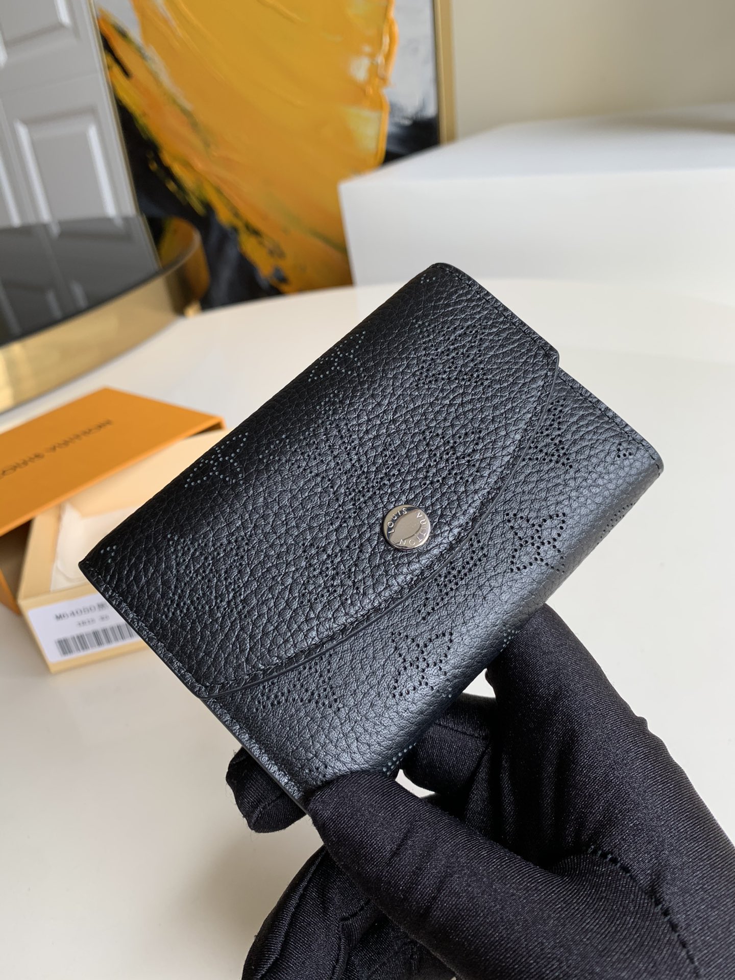NO:396181,【Exclusive real-life M64050】This cute and practical Porte-Monnaie Anaé shows more charm with a new pocket wallet shape. A slim and practical coin purse made of Mahina leather, with a slim and practical design, can be easily put into a pocket, jacket or small bag. The rustic hollow pattern is full of a unique sense of exquisiteness and elegance.- 12 x 8 x 1 cm - Mahina calfskin outer layer - natural cowhide - cowhide lining - silver metal accessories - envelope-zipper coffe bag - patch pocket - snap-button A., LV [original leather], louis vuitton, wallets, jackets & coats, cowhide19860909【独家实拍M64050】此款可爱而实用的Porte-Monnaie Anaé以全新的袖珍钱包造型使Mahina系列设计展现出更为丰富的魅力.以Mahina皮革裁制而成,身姿纤巧、设计实用的零钱包,可轻松收入口袋、外套或小包中.质朴的镂空花纹充满别样的精致与优雅之感.- 12 x 8 x 1 厘米- Mahina镂孔小牛皮外层- 天然牛皮饰边- 牛皮内衬- 银色金属配件- 信封式搭盖- 拉链零钱袋- 贴袋- 摁扣开合 A.,LV【原厂皮】,louis vuitton,wallets,jackets & coats,cowhide,Bag