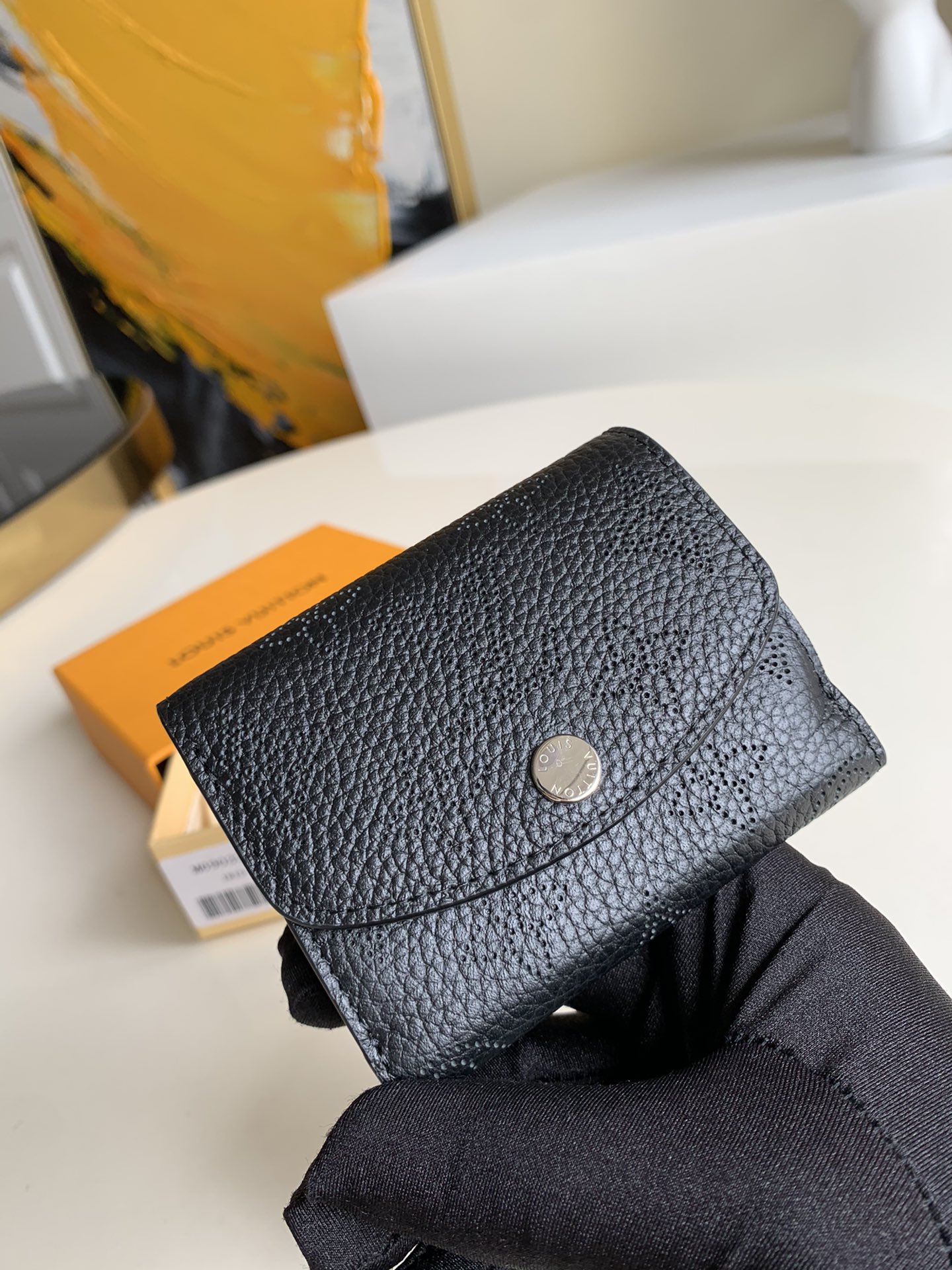 NO:396183,【Exclusive real photo M69033】Iris XS wallet is made of delicate and gentle carved calfskin, Monogram perforations slightly emerge, and there is plenty of space under the rounded flip cover, with credit card slots, organ coin bags and banknote bags.9.8 x 7.8 x 1.0 cm (Length x Height x Width) A.,LV [Original leather],louis vuitton,cowhide19860909【独家实拍M69033】Iris XS 钱夹取材细腻轻柔的镂花小牛皮, Monogram 穿孔微微浮现,圆润翻盖下暗藏充裕空间,设有信用卡位、风琴零钱袋与钞票袋.9.8 x 7.8 x 1.0 厘米(长 x 高 x 宽) A.,LV【原厂皮】,louis vuitton,cowhide,Bag