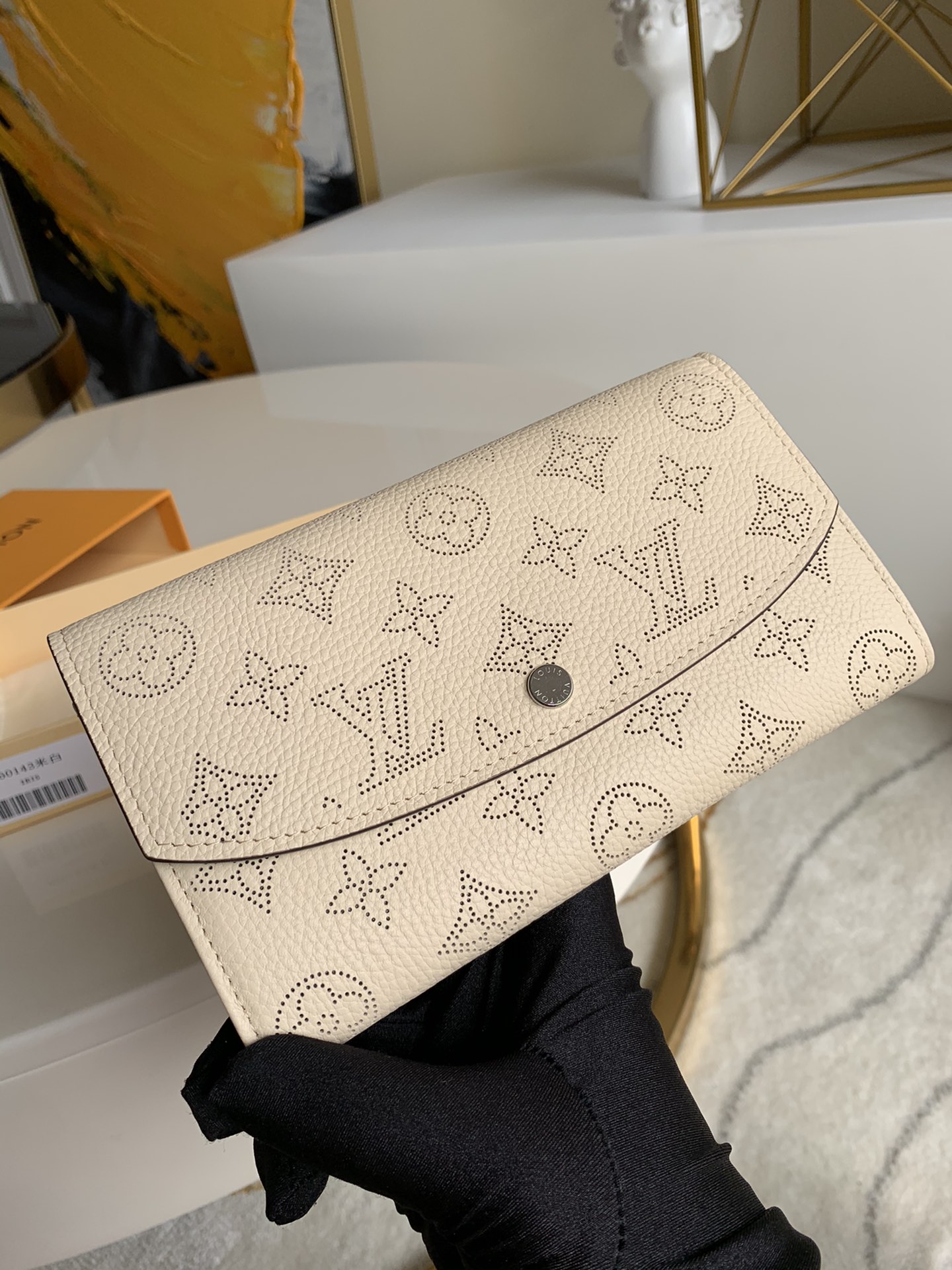 NO:396185,【Exclusive real photo M60143 M60144 M60145】Made of luxurious Mahina leather, this Iris wallet is exquisite and charming accessories, extremely soft calfskin and punched through flower Monogram pattern, equipped with low-key snap buckle closure. The size is 12×19×2.A., LV [original leather], louis vuitton, wallets, cowhide19860909【独家实拍M60143 M60144 M60145】选用奢华的Mahina皮革打造,这款Iris钱包是精致迷人的配饰,极柔软的小牛皮加入打孔通花Monogram图案,配置低调的按扣开合 尺寸宽12×19×2.A.,LV【原厂皮】,louis vuitton,wallets,cowhide,Bag