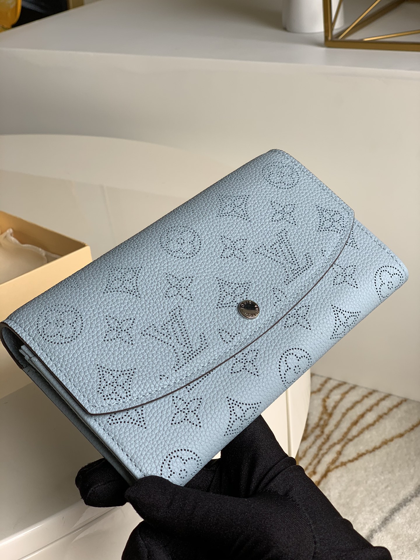 NO:396168,【Exclusive real photo M60143 M60144 M60145】Made of luxurious Mahina leather, this Iris wallet is a delicate and charming accessory, extremely soft calf leather and punched through flower Monogram pattern, equipped with low-key snap buckle closure, size 12×19×2 A., LV [original leather], louis vuitton, wallets, cowhide19860909【独家实拍M60143 M60144 M60145】选用奢华的Mahina皮革打造,这款Iris钱包是精致迷人的配饰,极柔软的小牛皮加入打孔通花Monogram图案,配置低调的按扣开合 尺寸宽12×19×2 A.,LV【原厂皮】,louis vuitton,wallets,cowhide,Bag