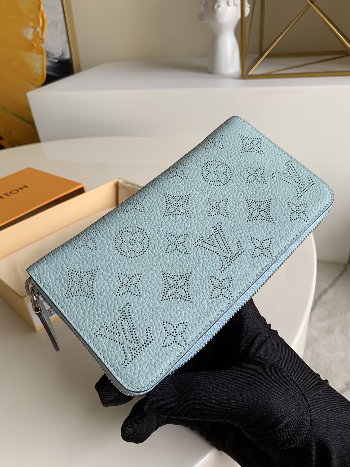 NO:396174,【Exclusive real photo M61867】Zippy wallet, compact design, spacious interior space, a real boutique choice. Soft Mahina leather material with a light grain pattern, paired with Monogram perforated design, elegant and soft. Size 19/10cm A.360, LV [original leather], louis vuitton19860909【独家实拍M61867】Zippy钱夹,设计小巧紧凑、内部空间宽敞,名符其实的精品之选.柔软的Mahina皮革材质,带有淡淡的粒纹,搭配Monogram穿孔设计,优雅而柔美.尺寸19/10cm A.360,LV【原厂皮】,louis vuitton,Bag