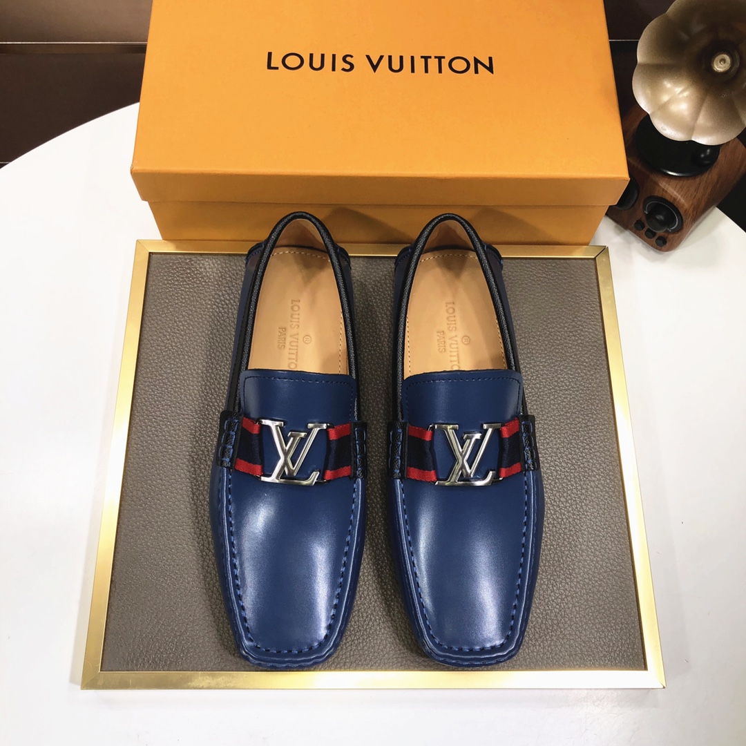 NO:555963,[LV Dou Dou Shoes] (water-dyed cowhide lining) new model is on the market, available on the official website. The new Dou Dou Shoes are processed into single-color materials. The uppers are made of imported cowhide material. The shoe body is wrapped with mark thread as a whole, and the imported original cowhide lining is elegant. It is super suitable for all-matching, and the size is 38-44.,, louis vuitton, cowhide19860909【LV豆豆鞋】（水染牛皮内里）新款上市,官网有售,新款豆豆鞋,经过加工成为獨色材料,鞋面采用进口牛皮材料. 鞋身以马克线整体包边 ,进口原版牛皮内里,秀气的鞋型 超级适合百搭,码数38-44.,,louis vuitton,cowhide,Men's shoes