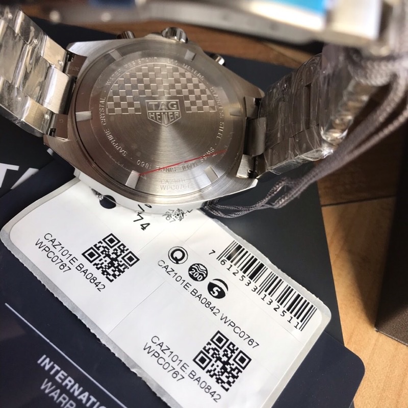 批:750原盒:50 新款豪雅高颜值已上线。Tagheuer 泰格豪雅F1系列，石英男士腕表 原单货！六针计时带日历！瑞士原装机芯！精钢表带表壳，蓝宝石玻璃！专柜售价一万多！～43mm表径！一表一码，配专柜全套包装！