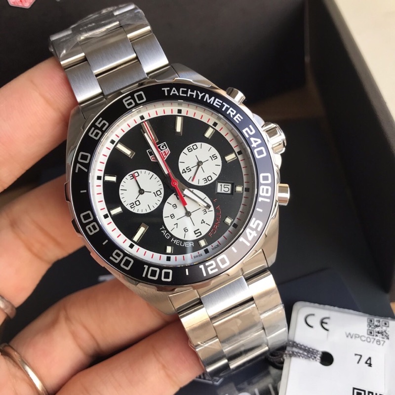 批:750原盒:50 新款豪雅高颜值已上线。Tagheuer 泰格豪雅F1系列，石英男士腕表 原单货！六针计时带日历！瑞士原装机芯！精钢表带表壳，蓝宝石玻璃！专柜售价一万多！～43mm表径！一表一码，配专柜全套包装！