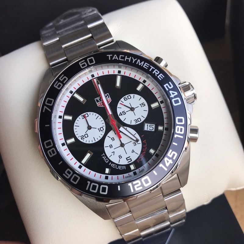 批:750原盒:50 新款豪雅高颜值已上线。Tagheuer 泰格豪雅F1系列，石英男士腕表 原单货！六针计时带日历！瑞士原装机芯！精钢表带表壳，蓝宝石玻璃！专柜售价一万多！～43mm表径！一表一码，配专柜全套包装！