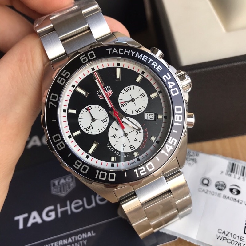 批:750原盒:50 新款豪雅高颜值已上线。Tagheuer 泰格豪雅F1系列，石英男士腕表 原单货！六针计时带日历！瑞士原装机芯！精钢表带表壳，蓝宝石玻璃！专柜售价一万多！～43mm表径！一表一码，配专柜全套包装！