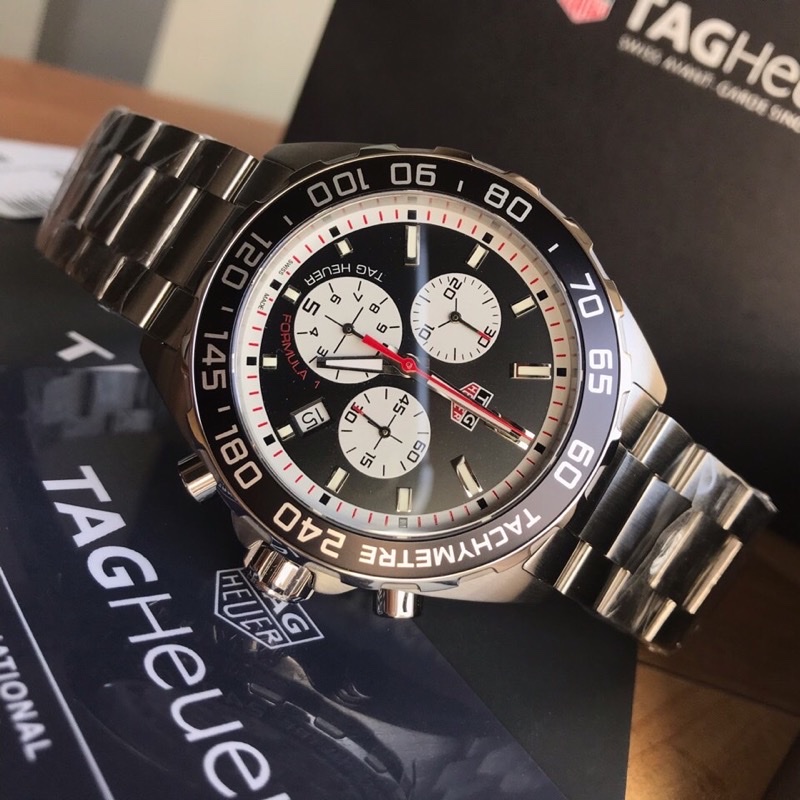 批:750原盒:50 新款豪雅高颜值已上线。Tagheuer 泰格豪雅F1系列，石英男士腕表 原单货！六针计时带日历！瑞士原装机芯！精钢表带表壳，蓝宝石玻璃！专柜售价一万多！～43mm表径！一表一码，配专柜全套包装！