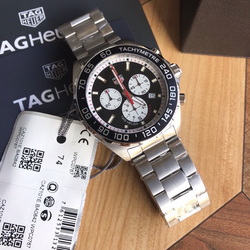 批:750原盒:50 新款豪雅高颜值已上线。Tagheuer 泰格豪雅F1系列，石英男士腕表 原单货！六针计时带日历！瑞士原装机芯！精钢表带表壳，蓝宝石玻璃！专柜售价一万多！～43mm表径！一表一码，配专柜全套包装！