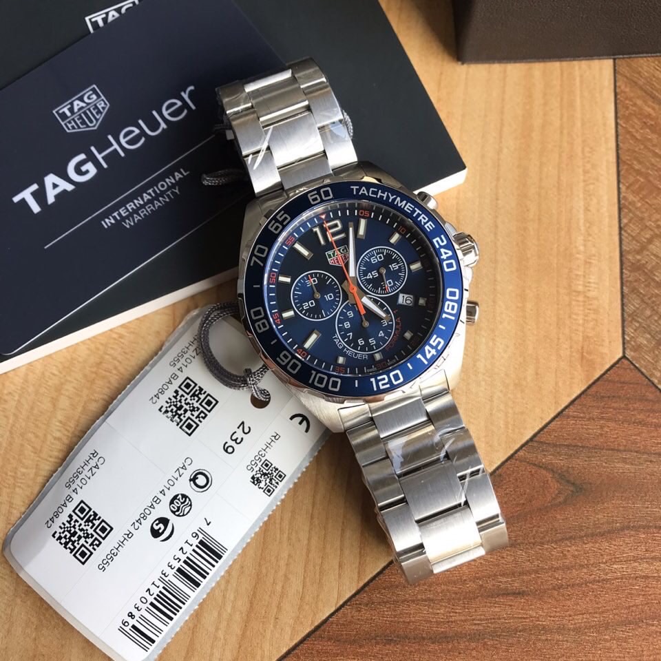 批:750原盒50 original Tagheuer 泰格豪雅F1系列，石英男士腕表 原单货！六针计时带日历！瑞士原装机芯！精钢表带表壳，蓝宝石玻璃！专柜售价一万多！～43mm表径！配专柜全套包装！