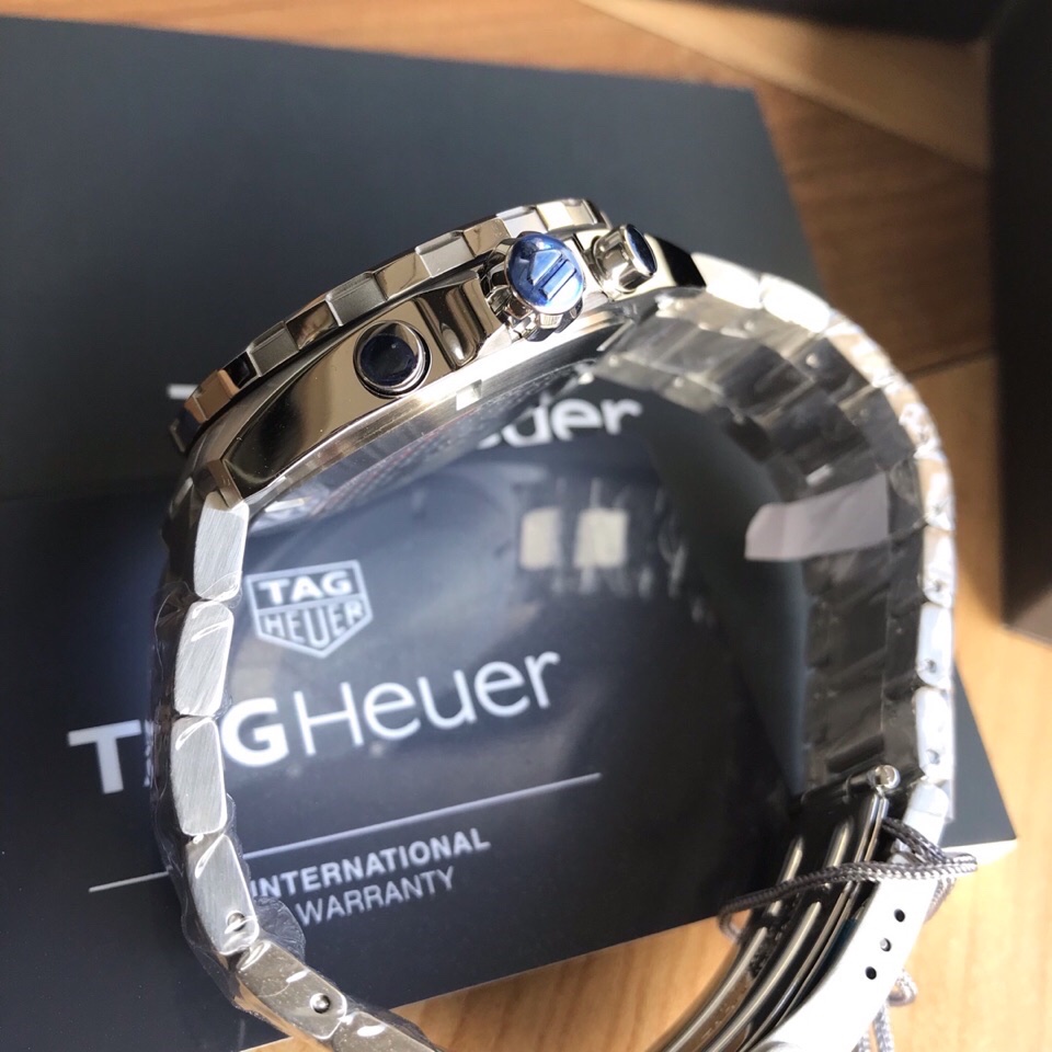 批:750原盒50 original Tagheuer 泰格豪雅F1系列，石英男士腕表 原单货！六针计时带日历！瑞士原装机芯！精钢表带表壳，蓝宝石玻璃！专柜售价一万多！～43mm表径！配专柜全套包装！