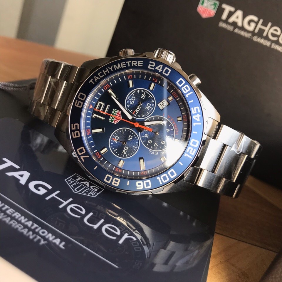 批:750原盒50 original Tagheuer 泰格豪雅F1系列，石英男士腕表 原单货！六针计时带日历！瑞士原装机芯！精钢表带表壳，蓝宝石玻璃！专柜售价一万多！～43mm表径！配专柜全套包装！
