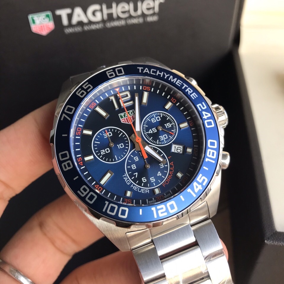 批:750原盒50 original Tagheuer 泰格豪雅F1系列，石英男士腕表 原单货！六针计时带日历！瑞士原装机芯！精钢表带表壳，蓝宝石玻璃！专柜售价一万多！～43mm表径！配专柜全套包装！