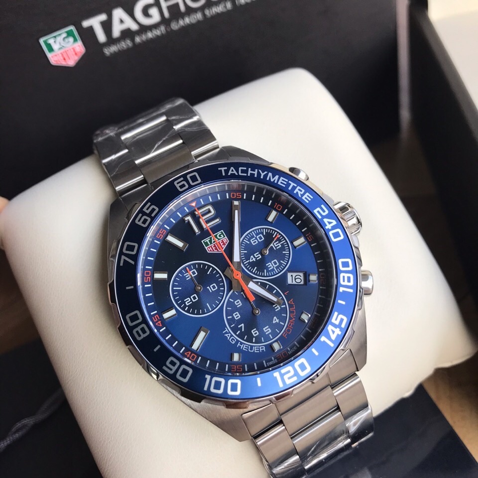 批:750原盒50 original Tagheuer 泰格豪雅F1系列，石英男士腕表 原单货！六针计时带日历！瑞士原装机芯！精钢表带表壳，蓝宝石玻璃！专柜售价一万多！～43mm表径！配专柜全套包装！
