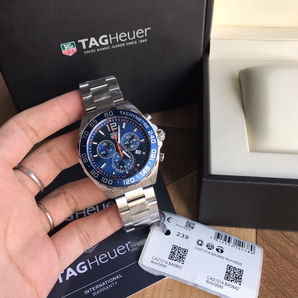 批:750原盒50 original Tagheuer 泰格豪雅F1系列，石英男士腕表 原单货！六针计时带日历！瑞士原装机芯！精钢表带表壳，蓝宝石玻璃！专柜售价一万多！～43mm表径！配专柜全套包装！