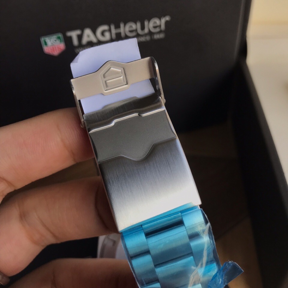 批:750原盒50 original Tagheuer 泰格豪雅F1系列，石英男士腕表 原单货！六针计时带日历！瑞士原装机芯！精钢表带表壳，蓝宝石玻璃！专柜售价一万多！～43mm表径！配专柜全套包装！