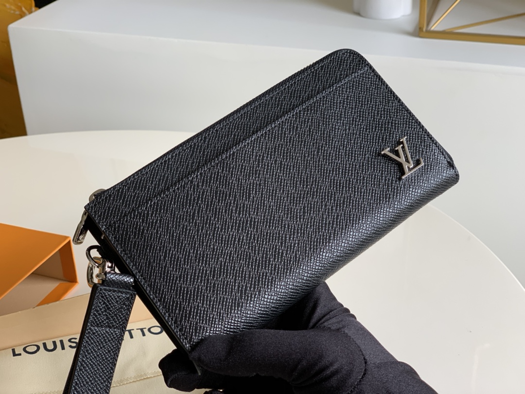 NO:396297,【Exclusive real photo M69409】 Zippy Dragonne zipper wallet pays tribute to Louis Vuitton's tradition of traveling and making travel boxes. The wallet is decorated with travel-style patches and Louis Vuitton logo. This wallet is compact inside and simple in design, making it ideal for daily use. 19.0 x 11.0 x 3.5 cm A., LV [original leather], louis vuitton, louis vuitton, wallets19860909【独家实拍M69409】Zippy Dragonne拉链钱包致敬路易威登旅行和制作旅行箱的传统,钱夹饰有旅行风格贴片和路易威登标识.这款钱夹内部紧凑,设计简洁,是日常使用的理想选择.19.0 x 11.0 x 3.5 cm A.,LV【原厂皮】,louis vuitton,louis vuitton,wallets,Bag