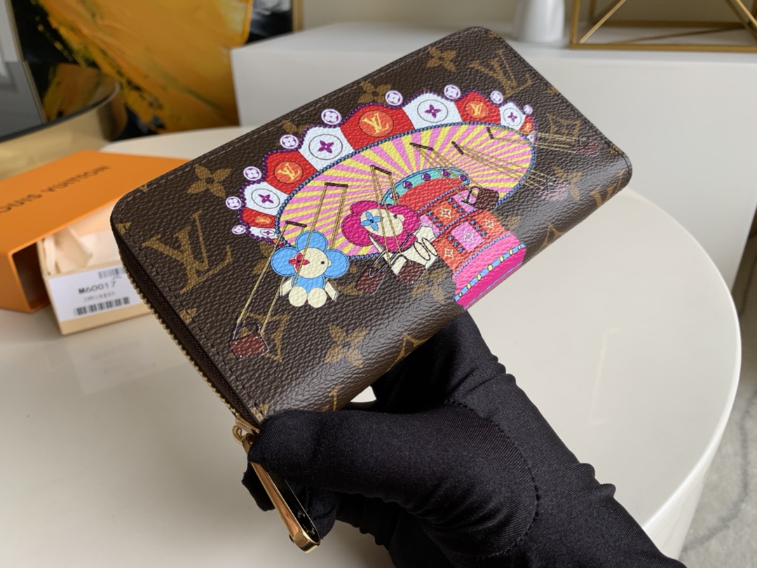 NO:396180,【Exclusive real photo M60017 large turntable silk screen printing】ZIPPY zipper wallet. Zippy zipper wallet pays tribute to Louis Vuitton's tradition of traveling and making travel boxes. The wallet is decorated with travel box patches and Louis Vuitton logo. This wallet is compact inside and simple in design, making it ideal for daily use. 19.5 x 10.5 x 2.5 cm (Length x Height x Width) L.290, LV [Original leather], louis vuitton, louis vuitton19860909【独家实拍M60017 大转盘丝印】ZIPPY 拉链钱夹.Zippy拉链钱夹致敬路易威登旅行和制作旅行箱的传统,钱夹饰有旅行箱子贴片和路易威登标识.这款钱夹内部紧凑,设计简洁,是日常使用的理想选择.19.5 x 10.5 x 2.5 cm (长 x 高 x 宽) L.290,LV【原厂皮】,louis vuitton,louis vuitton,Bag