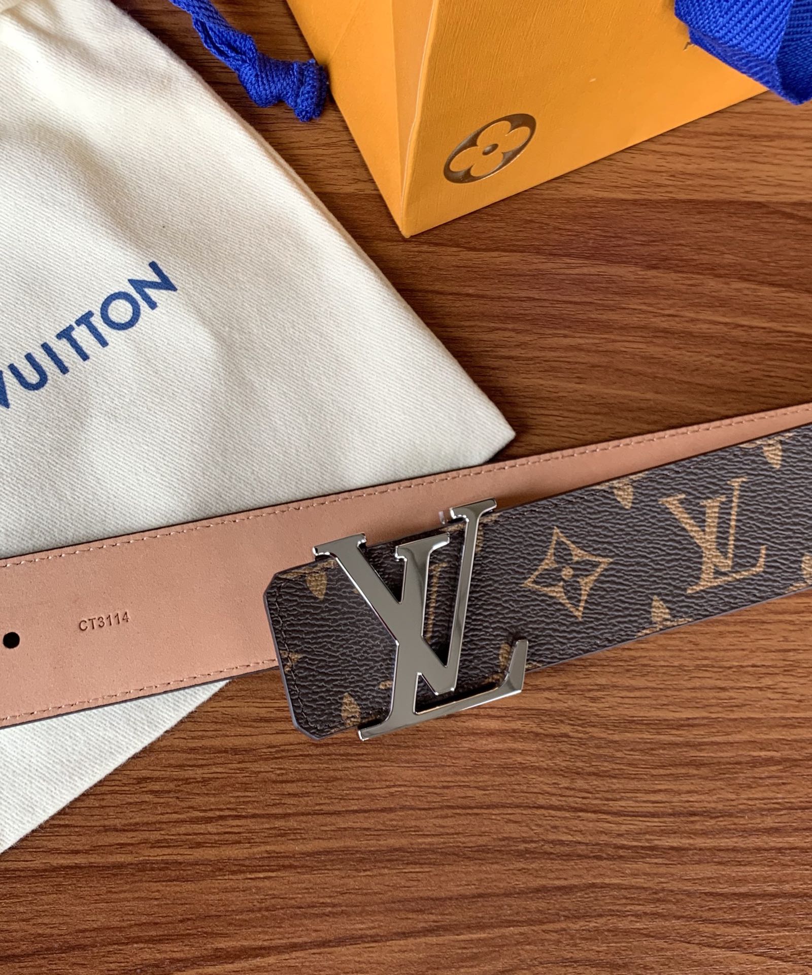 LV家】男士皮带腰带老花 头层磨砂底腰带,宽38毫米,搭配精品扣,商务服装造型的完美搭配.永恒经典.