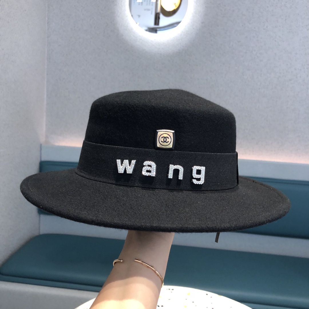 chanel 香奈儿小香字母镶钻秋冬新品,100%羊毛礼帽,复古优雅百搭哦.