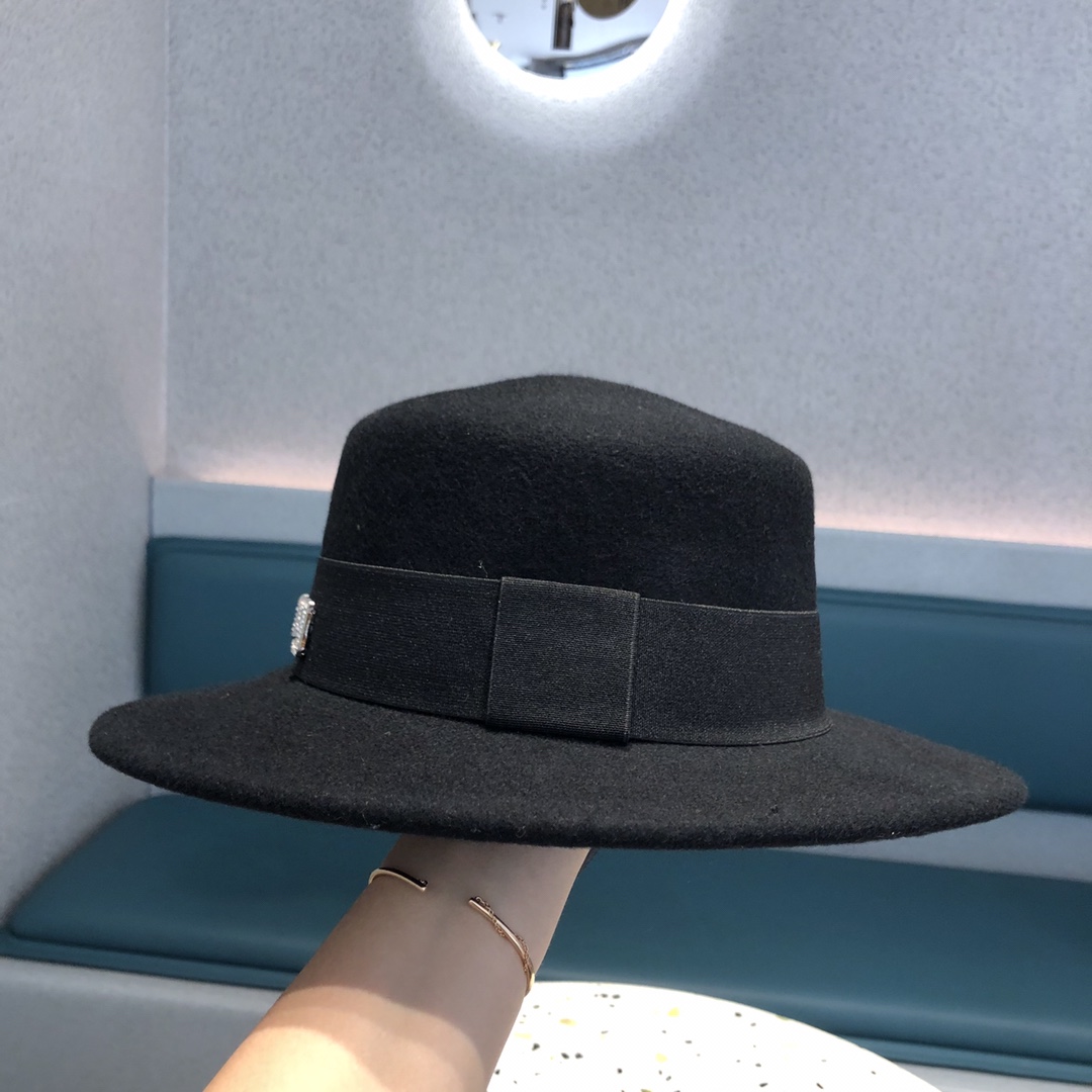 chanel 香奈儿小香字母镶钻秋冬新品,100%羊毛礼帽,复古优雅百搭哦.