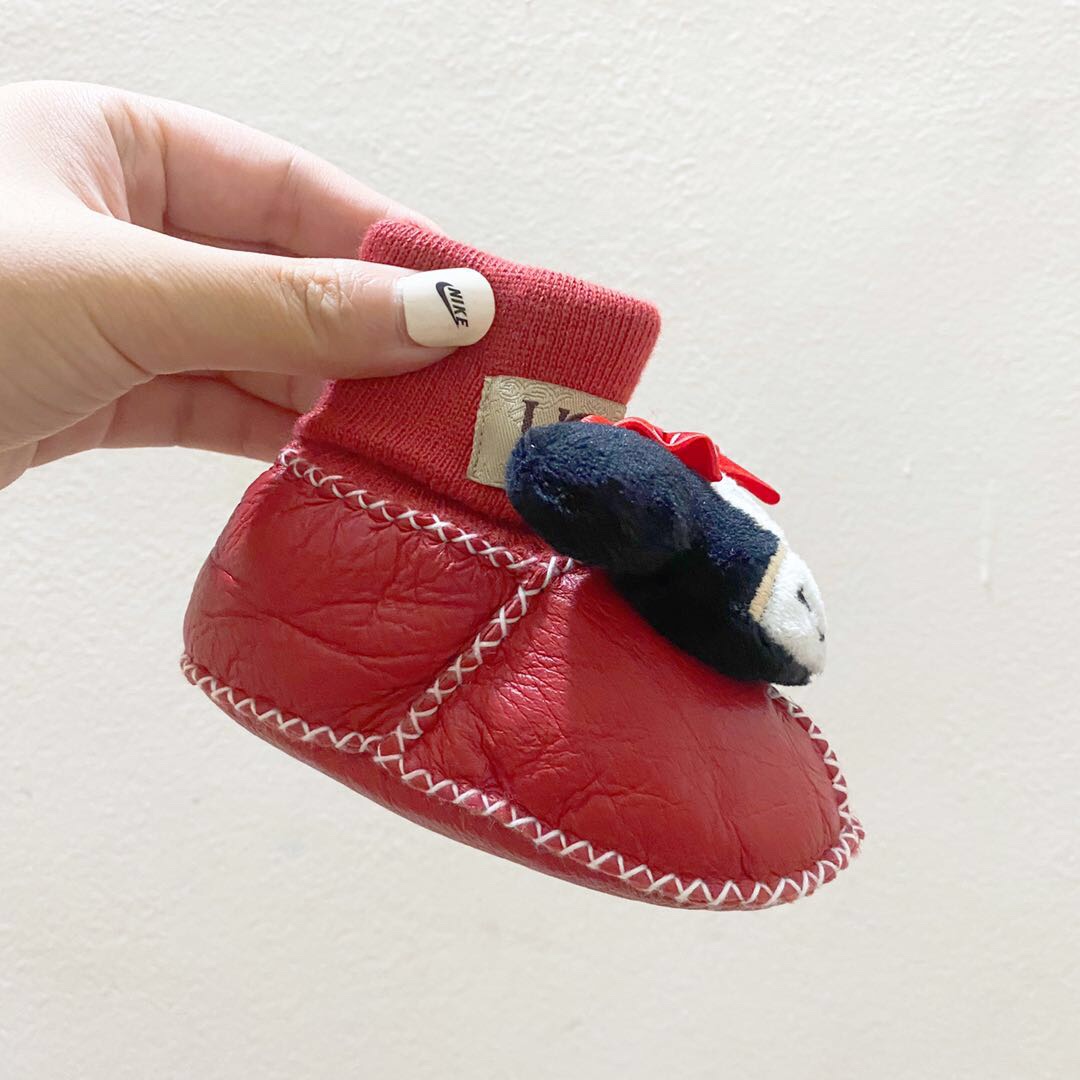 UGG卡通宝宝鞋 👶适合0-12个月宝宝👶 今天推荐一款敲口耐的宝宝学步鞋，软底学步鞋，羊皮毛一体材质，柔软保暖，松紧螺纹口防风，还省去掉鞋的烦恼，UGG礼盒装，送人非常有面子，自留也是有档次，关键超级萌，好看可爱➕加上无敌的舒适感，没有理由不入[得意]-选品中心