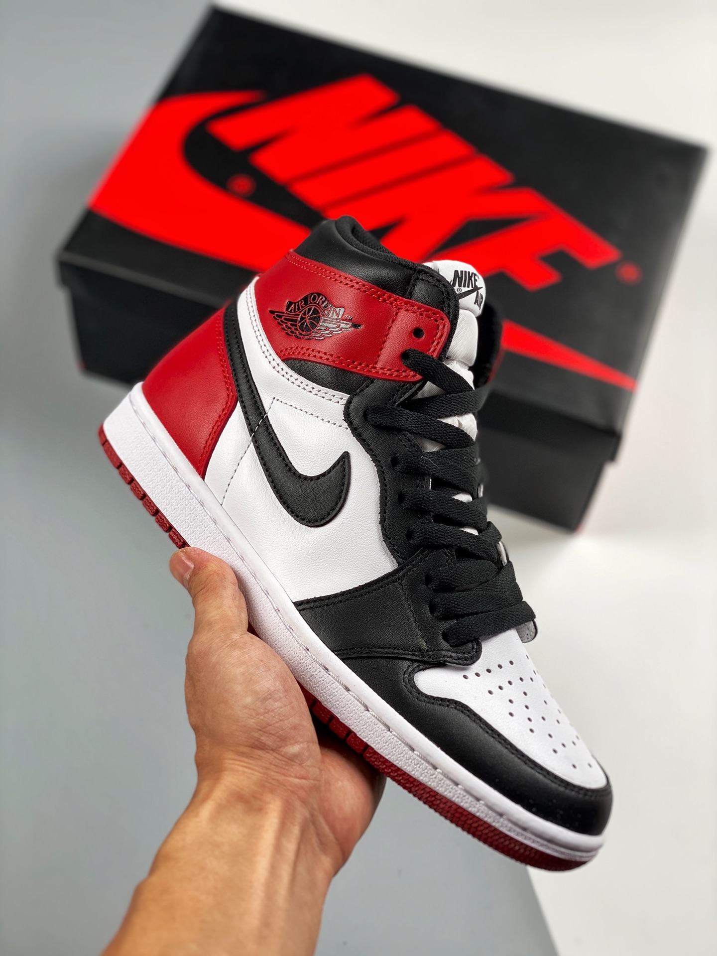 Air Jordan 1 Retro Black Toe 黑脚趾 货号：555088 125 原楦原档案数据开发#鞋面采用头层皮拼接材质，何处细节都还不错，性价比封顶 Size：36 36.5 37.5 38 39 4…