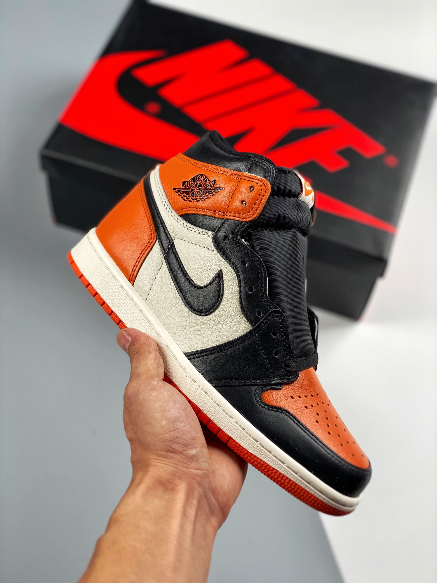 Air Jordan 1 Retro Backboard 黑扣碎 货号：555088 005 原楦原档案数据开发#鞋面采用头层皮拼接材质，何处细节都还不错，性价比封顶 Size：40 40.5 41 42 42.5 43 44 44.5 …