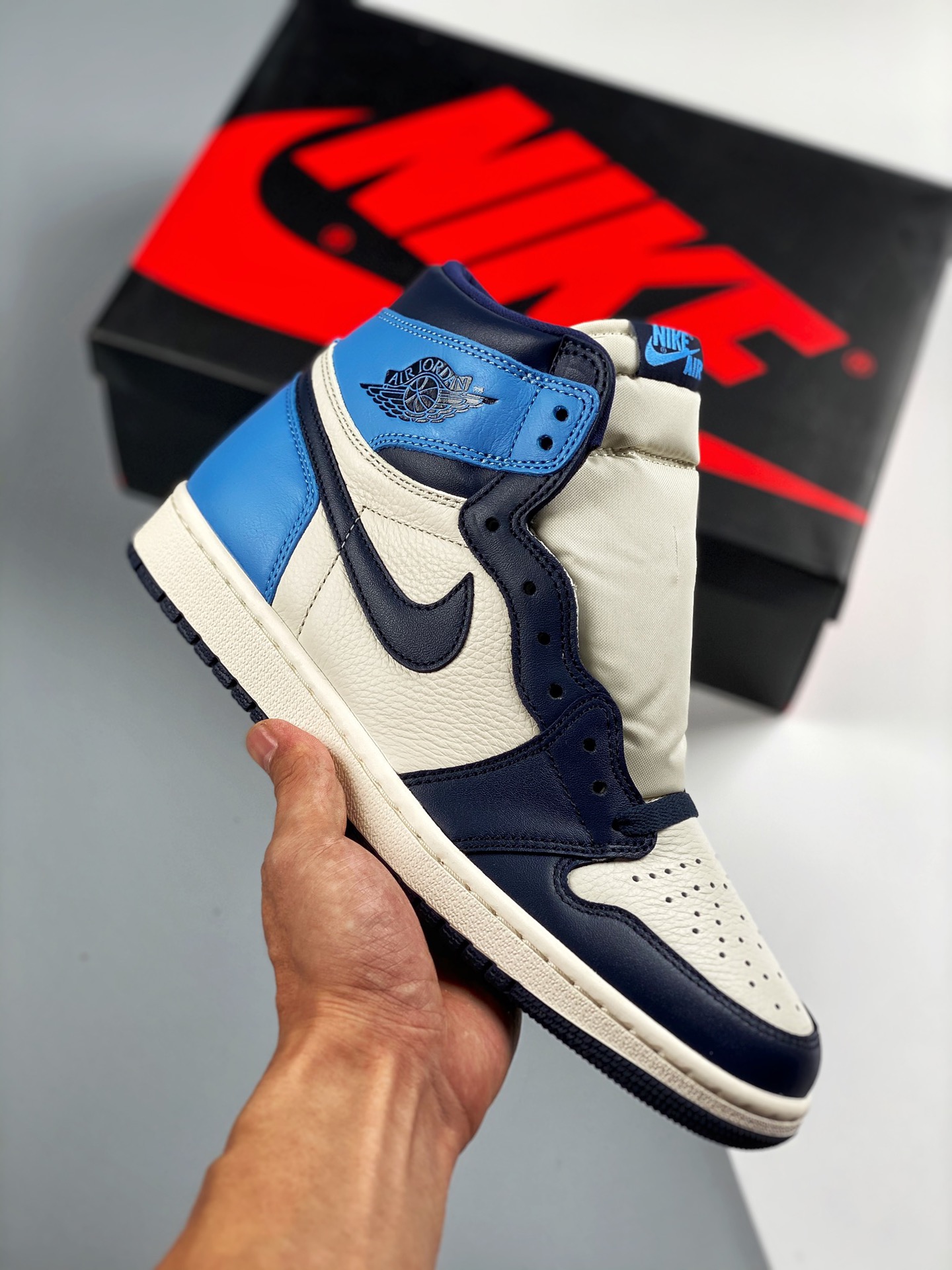 Air Jordan 1 “Obsidian” 北卡蓝 黑曜石 货号：555088 140 原楦原档案数据开发#鞋面采用头层皮拼接材质，何处细节都还不错，性价比封顶 Size：36 36.5 37.5 38 38.5 39 40 40.5…