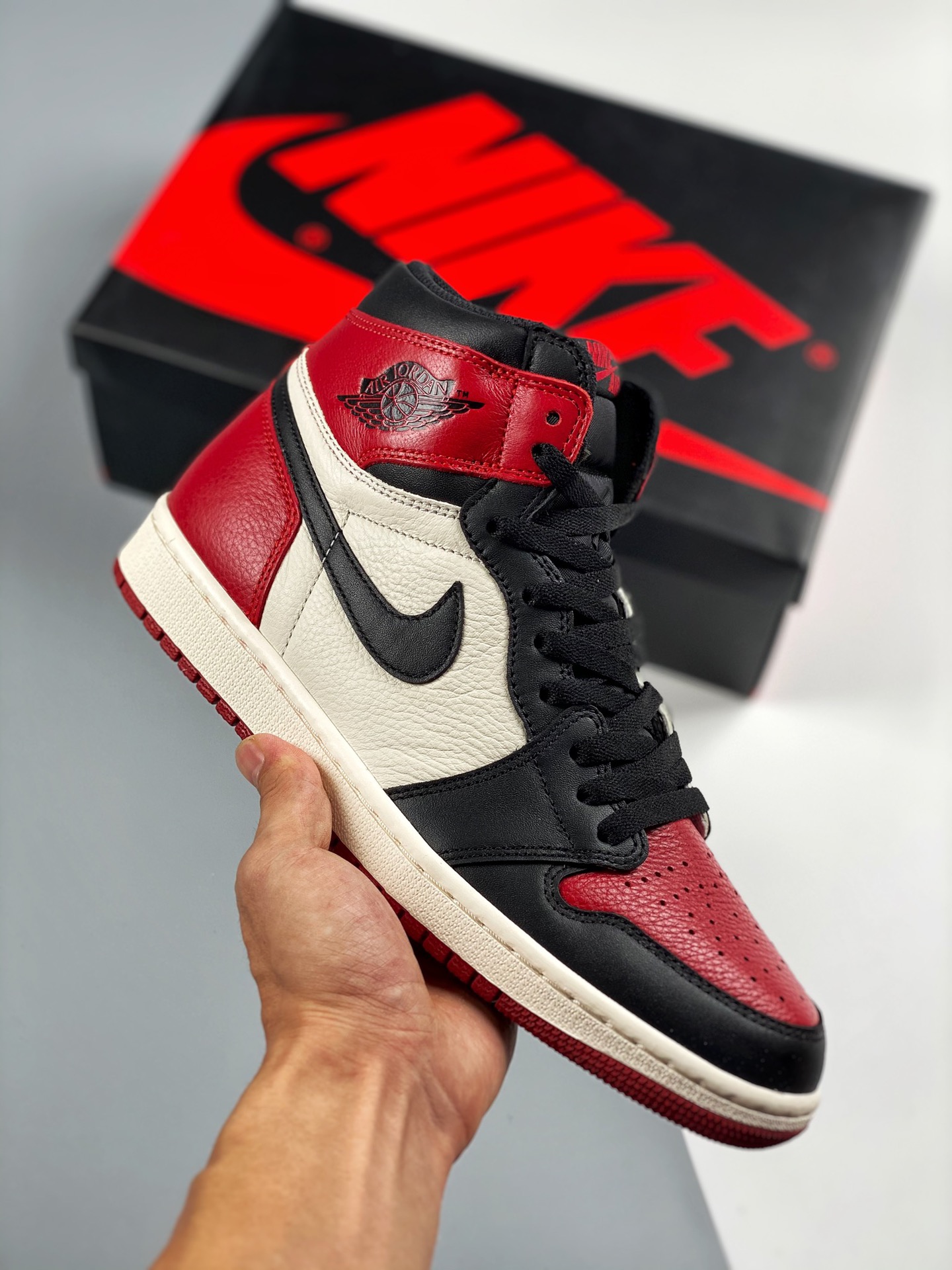 Air Jordan 1 Retro High Bred Toe 黑红脚趾 货号：555088 610 全新开发 原鞋比对匹配率98% 原楦原档案数据开发#鞋面采用头层皮拼接材质，何处细节都还不错，性价比封顶 Size：40 40.5 4…