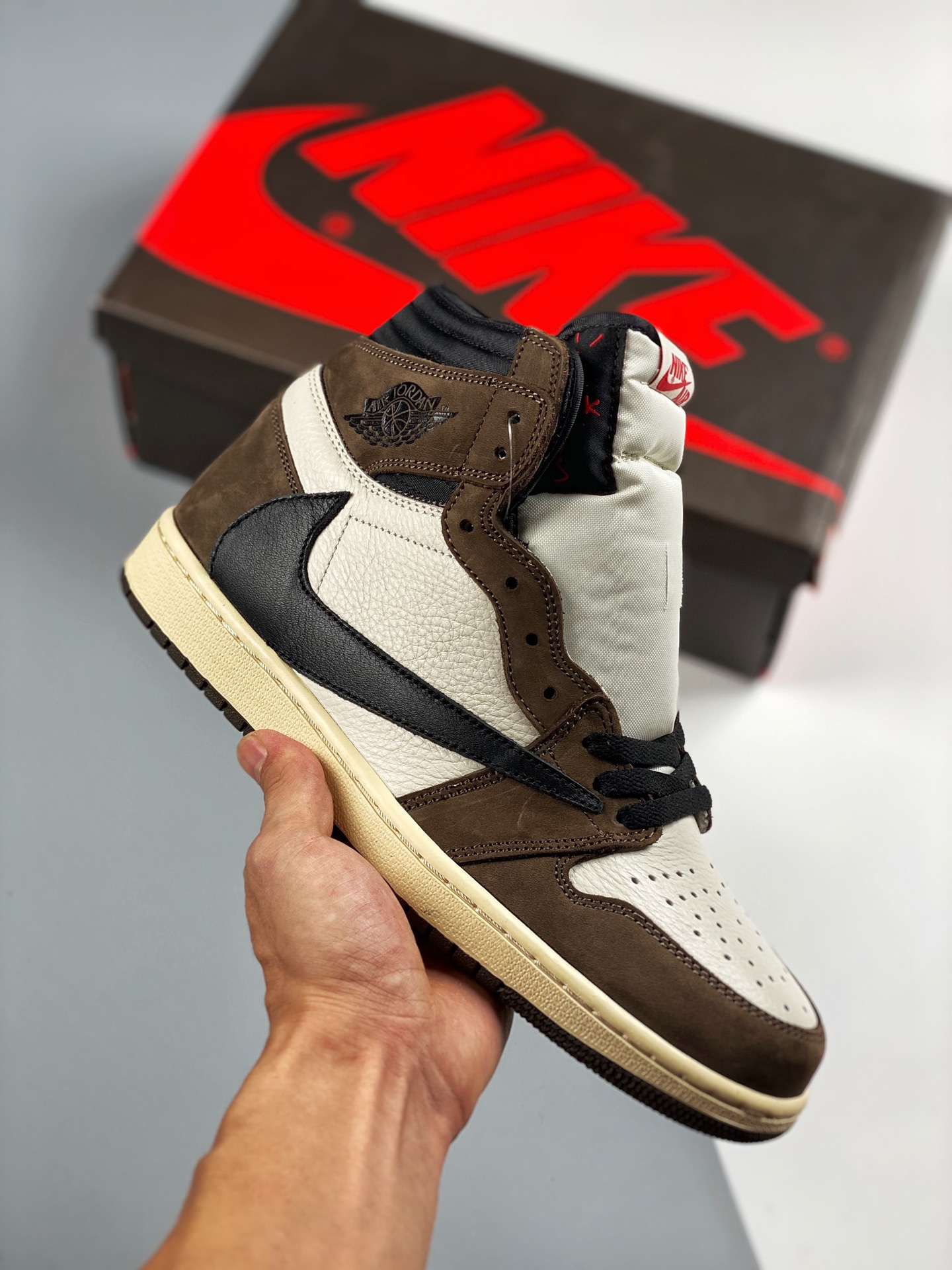 Air Jordan 1 High OG “Dark Mocha” 倒勾 货号：CD4487 100 全新开发 原鞋比对匹配率98% 原楦原档案数据开发#鞋面采用头层皮拼接材质，何处细节都还不错，性价比封顶 Size：36 36.5 37…