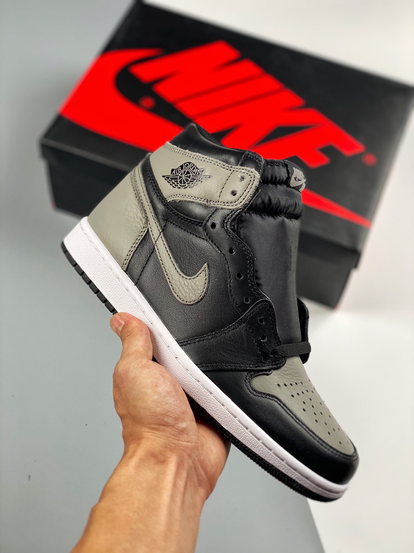 AirJordan 1 Retro High "Shadow" 黑灰 / 影子灰 货号：555088-013 原楦原档案数据开发#鞋面采用头层皮拼接材质，何处细节都还不错，性价比封顶 Size：36 36.5 37.5 38 39 40 …