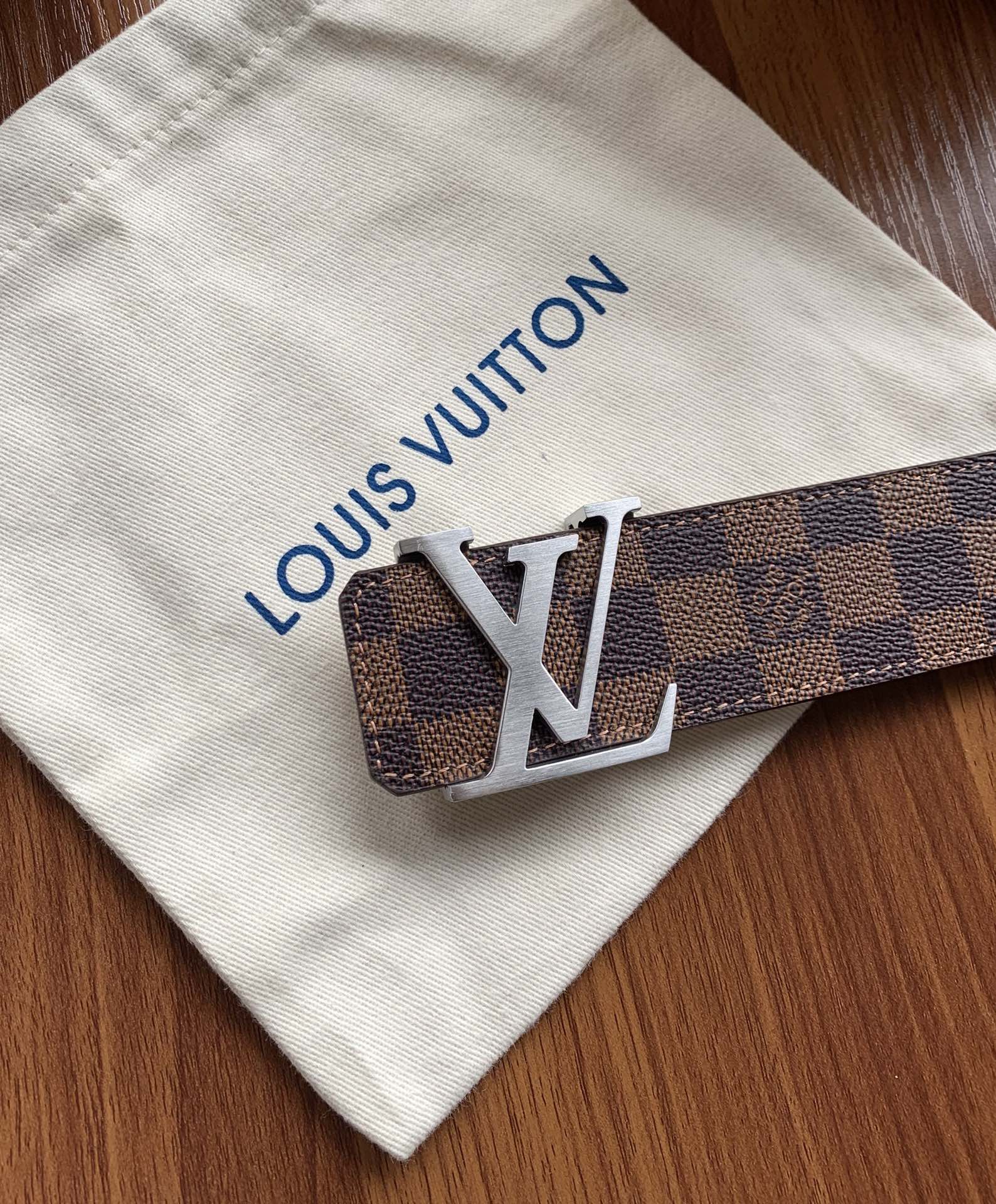 LV 男士皮带腰带这款经典而又魅力恒久的腰带外型宽大,带扣和牛仔装相得益彰,彰显一派休闲气息.易搭配各类服饰;经典不过时.宽度:38mm