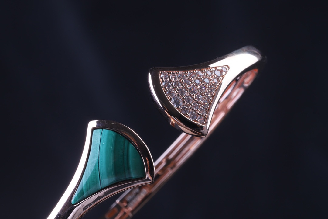 Bvlgari 半钻 天然孔雀石 红玛瑙 扇形手镯～弹簧开口设计 BVLGARI宝格丽扇形手镯 宝格丽珠宝diva系列小裙子 手镯 创意扇子设计搭配锆石 优雅而亲切 ～彰显出女性魅力的本质和精髓 亚金材质保色