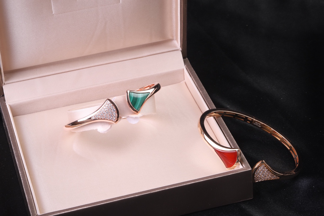 Bvlgari 半钻 天然孔雀石 红玛瑙 扇形手镯～弹簧开口设计 BVLGARI宝格丽扇形手镯 宝格丽珠宝diva系列小裙子 手镯 创意扇子设计搭配锆石 优雅而亲切 ～彰显出女性魅力的本质和精髓 亚金材质保色