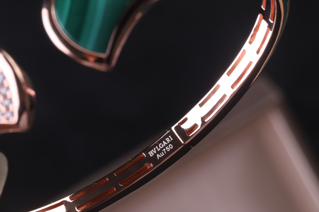 Bvlgari 半钻 天然孔雀石 红玛瑙 扇形手镯～弹簧开口设计 BVLGARI宝格丽扇形手镯 宝格丽珠宝diva系列小裙子 手镯 创意扇子设计搭配锆石 优雅而亲切 ～彰显出女性魅力的本质和精髓 亚金材质保色