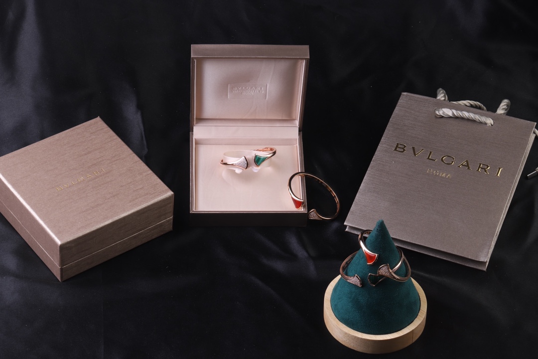 Bvlgari 半钻 天然孔雀石 红玛瑙 扇形手镯～弹簧开口设计 BVLGARI宝格丽扇形手镯 宝格丽珠宝diva系列小裙子 手镯 创意扇子设计搭配锆石 优雅而亲切 ～彰显出女性魅力的本质和精髓 亚金材质保色