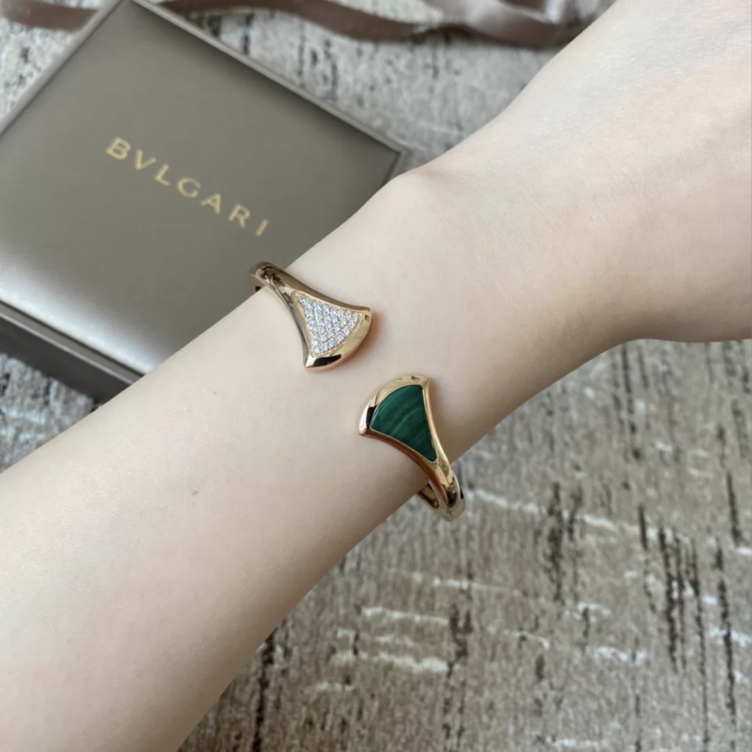 Bvlgari 半钻 天然孔雀石 红玛瑙 扇形手镯～弹簧开口设计 BVLGARI宝格丽扇形手镯 宝格丽珠宝diva系列小裙子 手镯 创意扇子设计搭配锆石 优雅而亲切 ～彰显出女性魅力的本质和精髓 亚金材质保色