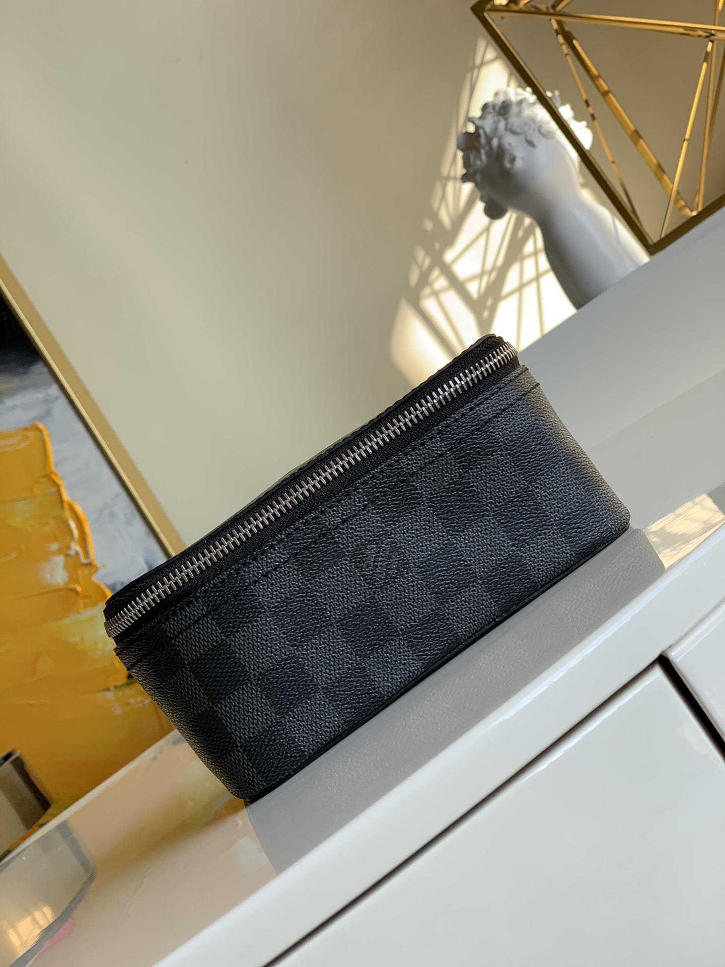 NO:396182,【Exclusive real photo N40181】Black Grey Flower Treasure Box Encounter with a modern style travel jewelry box. Presbyterian storage box makeup box jewelry box, elegant red fine microfiber lining, this exquisite and elegant Monogram treasure can properly store earrings, necklaces, bracelet rings and fingers. Size 17*8.5*9.5cm R.,LV [original leather],louis vuitton,earrings,necklace,bracelet19860909【独家实拍N40181】黑格花宝盒 邂逅风格现的代旅行珠宝盒.老花收纳箱化包妆盒子珠宝盒,优雅的红色细超纤维内衬,此精款美雅致的Monogram珍品够能妥善保管耳环、项链、手镯戒与指.尺寸17*8.5*9.5cm R.,LV【原厂皮】,louis vuitton,earrings,necklace,bracelet,Bag