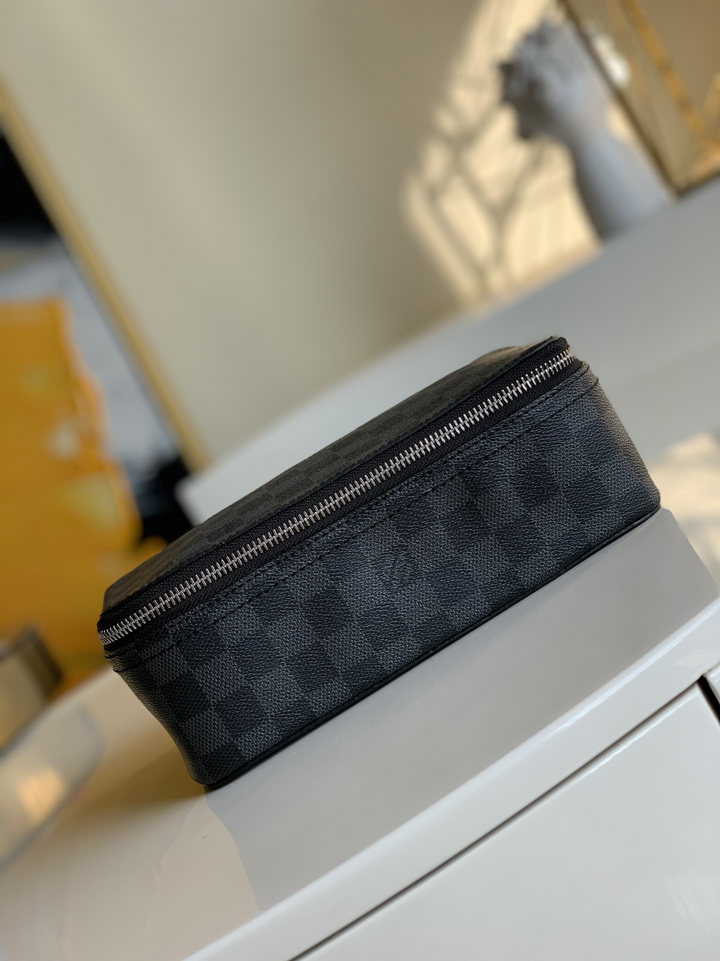 NO:396184,【Exclusive real photo N40182】Black Gauge Bowl Box Encounter Modern Travel Jewelry Box. Presbyterian Storage Box Makeup Box Bun Jewelry Box, Elegant Color Red Microfiber Lining, This exquisite and elegant Monogram Jewelry Box is able to properly store earrings, necklaces, bracelet rings and fingers. Size22.4*8.5*14cm R.,LV [Original Leather],louis vuitton,earrings,necklace,bracelet19860909【独家实拍N40182】黑格宝珠盒 邂风逅格现代的旅行珠宝盒.老花收纳箱化妆盒包子珠宝盒,优雅的色红超细纤维内衬,此精款美雅致的Monogram珍能品够妥善保管耳环、项链、手镯戒与指.size22.4*8.5*14cm R.,LV【原厂皮】,louis vuitton,earrings,necklace,bracelet,Bag