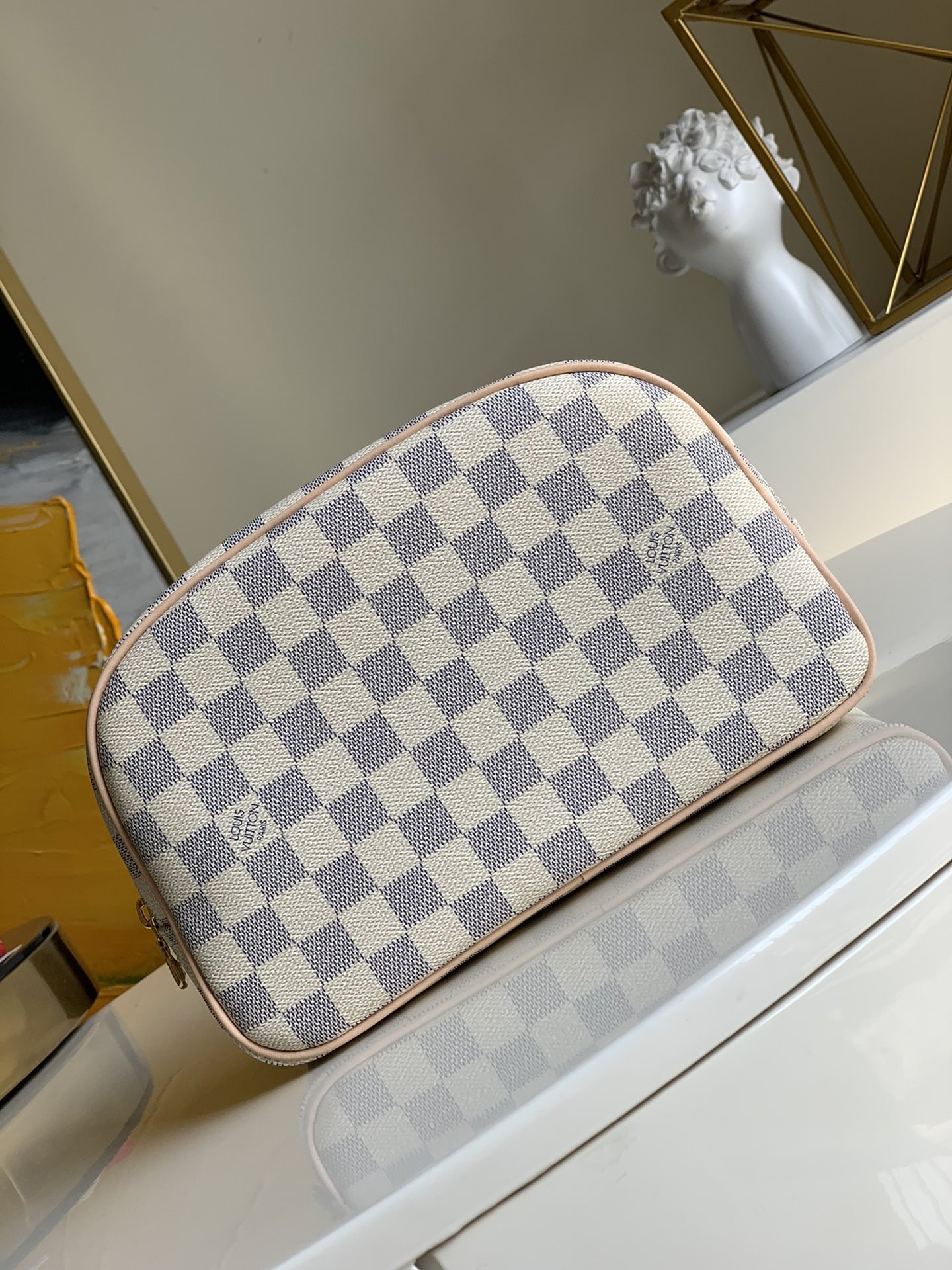 NO:396187,【Exclusive real photo N41420 white grid】N47624 coffee grid M47527 presbyopia This Damier canvas washbasket has an inner patch bag, equipped with a washable lining, and a slightly rounded bag shape can be easily stored in the travel bag. Size 25.5 x 17.0 x 9.0 cm R.,LV [original leather],louis vuitton19860909【独家实拍 N41420 白格】N47624咖啡格M47527 老花 这款Damier帆布盥洗包设有内贴袋,配以可水洗衬里,略呈圆形的袋形可轻易收纳入旅行袋内.尺寸25.5 x 17.0 x 9.0 cm R.,LV【原厂皮】,louis vuitton,Bag