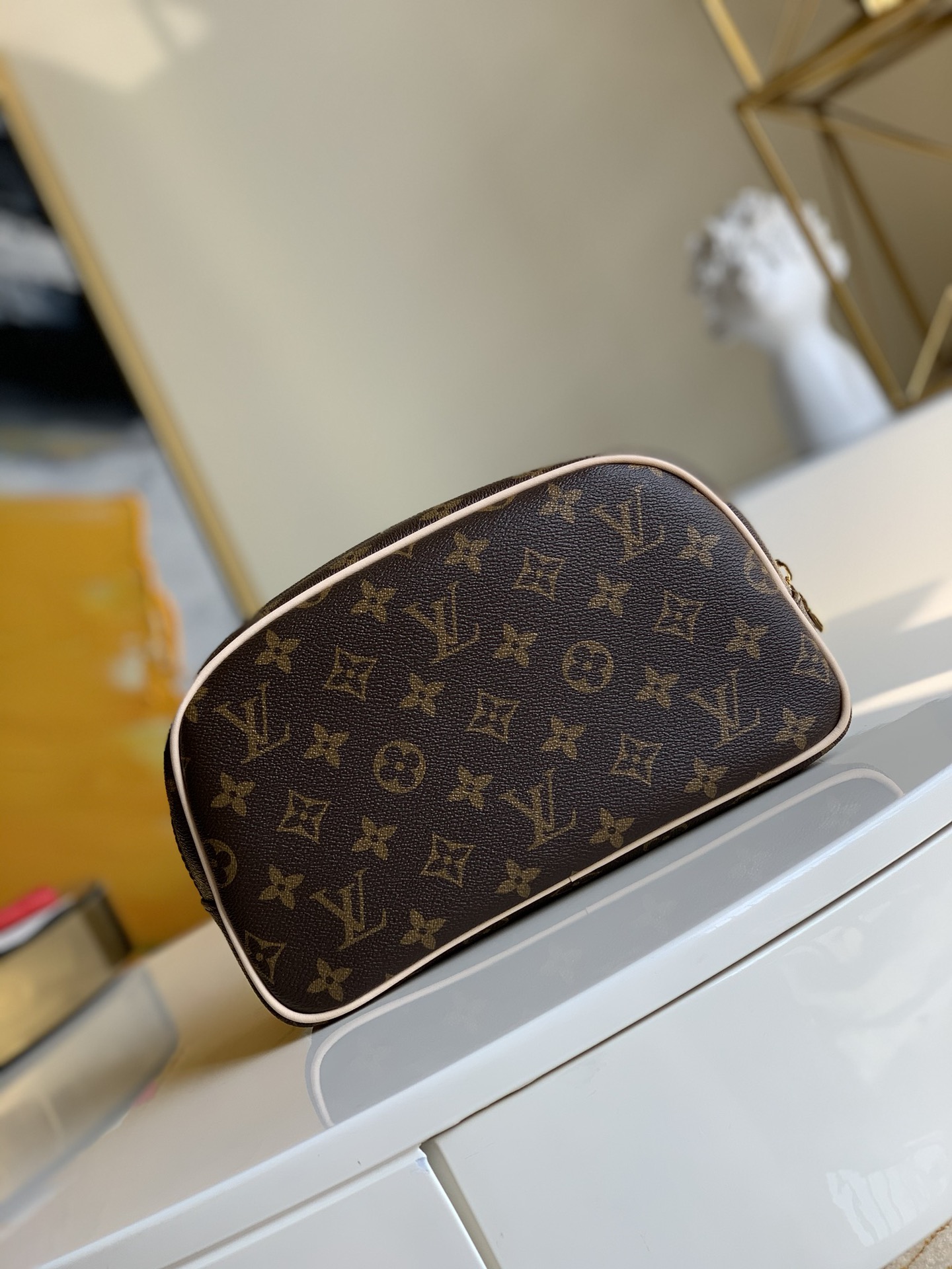 NO:396190,【Exclusive real photo M47527 presbyopia】N41420 white grid N47624 coffee grid This Damier canvas washbasket has an inner patch bag, equipped with a washable lining, and a slightly round bag shape can be easily stored in the travel bag. Size 25.5 x 17.0 x 9.0 cm R.,LV【Original leather】,louis vuitton19860909【独家实拍M47527 老花】N41420 白格 N47624咖啡格 这款Damier帆布盥洗包设有内贴袋,配以可水洗衬里,略呈圆形的袋形可轻易收纳入旅行袋内.尺寸25.5 x 17.0 x 9.0 cm R.,LV【原厂皮】,louis vuitton,Bag