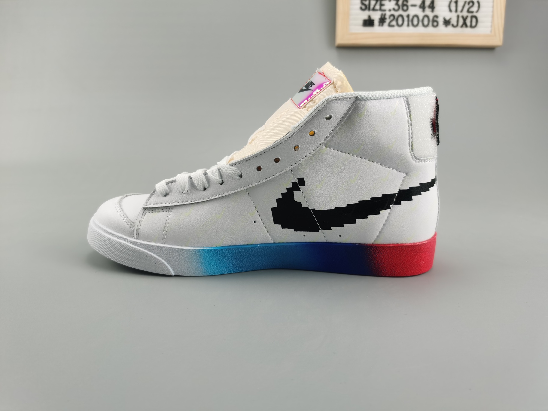 ♨️价格：170
♨️码数：👉 如图所示👈 
♨️编码：201006¥JⅩD
♨️简介：公司级  开拓者  新款高帮  1比1原材料制作 耐克/NIKE BLAZER LOW The New Way为概念的 Nike Blazer！紫光灯夜光创意，夜场最亮的星！大底采用彩虹色 鞋面大面积高频 暗藏紫光灯logo！随着潮流的发展变迁,如今 Nike Blazer更多被当作是潮流休闲鞋款,以其简约复古的造型、舒适的脚感和百搭而受到大家关注
尺码：36 36.5 37.5 38 38.5 39 40 40.5 41 42 42.5 43 44 45