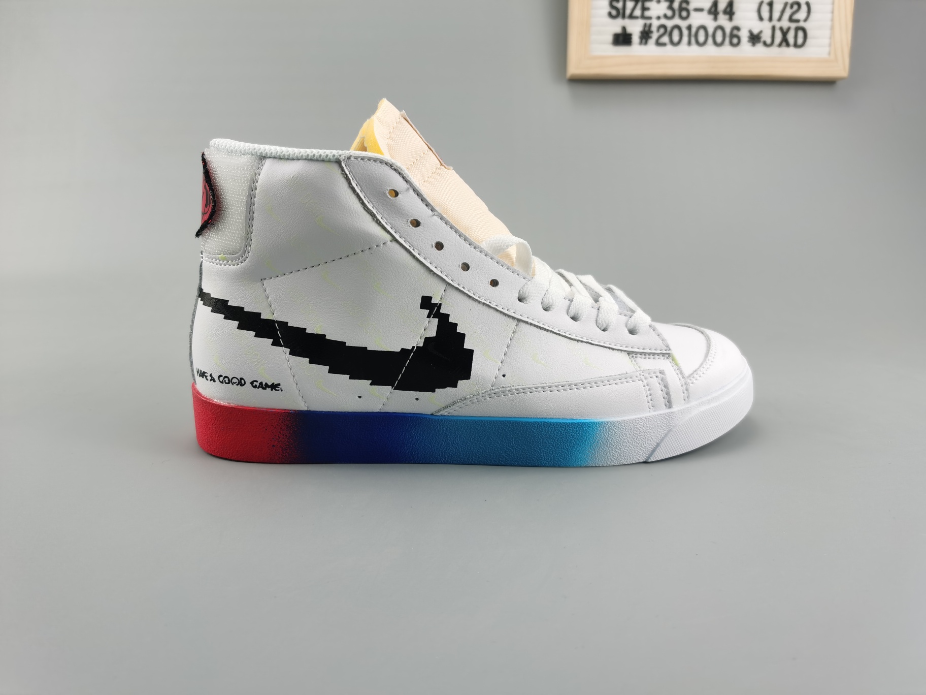 ♨️价格：170
♨️码数：👉 如图所示👈 
♨️编码：201006¥JⅩD
♨️简介：公司级  开拓者  新款高帮  1比1原材料制作 耐克/NIKE BLAZER LOW The New Way为概念的 Nike Blazer！紫光灯夜光创意，夜场最亮的星！大底采用彩虹色 鞋面大面积高频 暗藏紫光灯logo！随着潮流的发展变迁,如今 Nike Blazer更多被当作是潮流休闲鞋款,以其简约复古的造型、舒适的脚感和百搭而受到大家关注
尺码：36 36.5 37.5 38 38.5 39 40 40.5 41 42 42.5 43 44 45