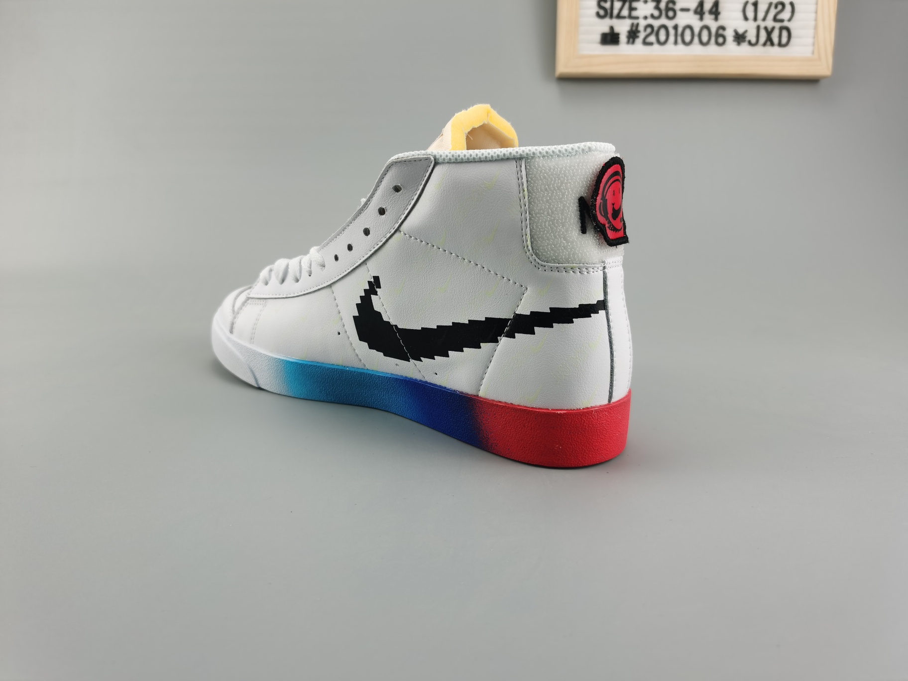 ♨️价格：170
♨️码数：👉 如图所示👈 
♨️编码：201006¥JⅩD
♨️简介：公司级  开拓者  新款高帮  1比1原材料制作 耐克/NIKE BLAZER LOW The New Way为概念的 Nike Blazer！紫光灯夜光创意，夜场最亮的星！大底采用彩虹色 鞋面大面积高频 暗藏紫光灯logo！随着潮流的发展变迁,如今 Nike Blazer更多被当作是潮流休闲鞋款,以其简约复古的造型、舒适的脚感和百搭而受到大家关注
尺码：36 36.5 37.5 38 38.5 39 40 40.5 41 42 42.5 43 44 45