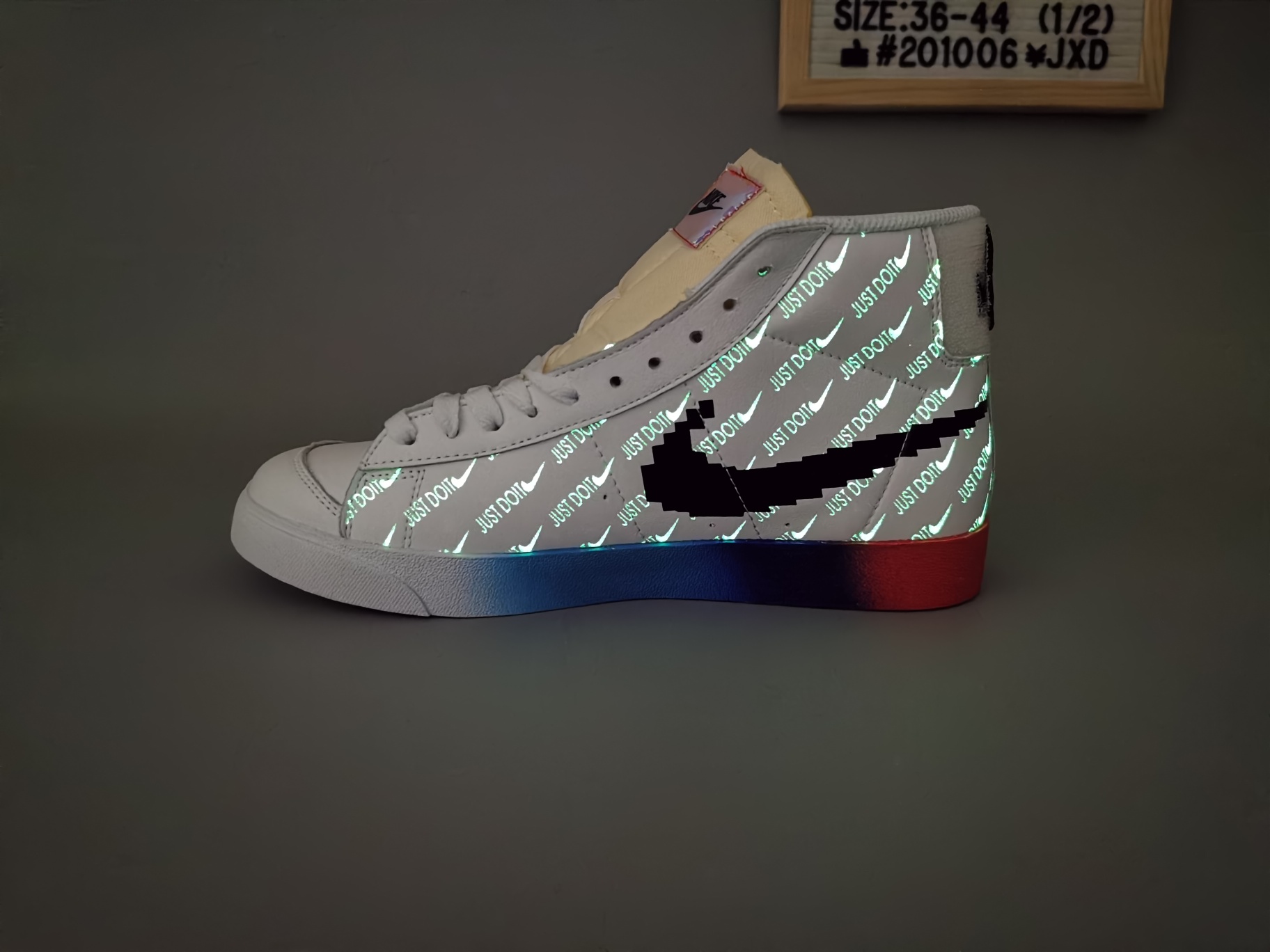 夜光效果图
♨️价格：170
♨️码数：👉 如图所示👈 
♨️编码：201006¥JⅩD
♨️简介：公司级  开拓者  新款高帮  1比1原材料制作 耐克/NIKE BLAZER LOW The New Way为概念的 Nike Blazer！紫光灯夜光创意，夜场最亮的星！大底采用彩虹色 鞋面大面积高频 暗藏紫光灯logo！随着潮流的发展变迁,如今 Nike Blazer更多被当作是潮流休闲鞋款,以其简约复古的造型、舒适的脚感和百搭而受到大家关注
尺码：36 36.5 37.5 38 38.5 39 40 40.5 41 42 42.5 43 44 45