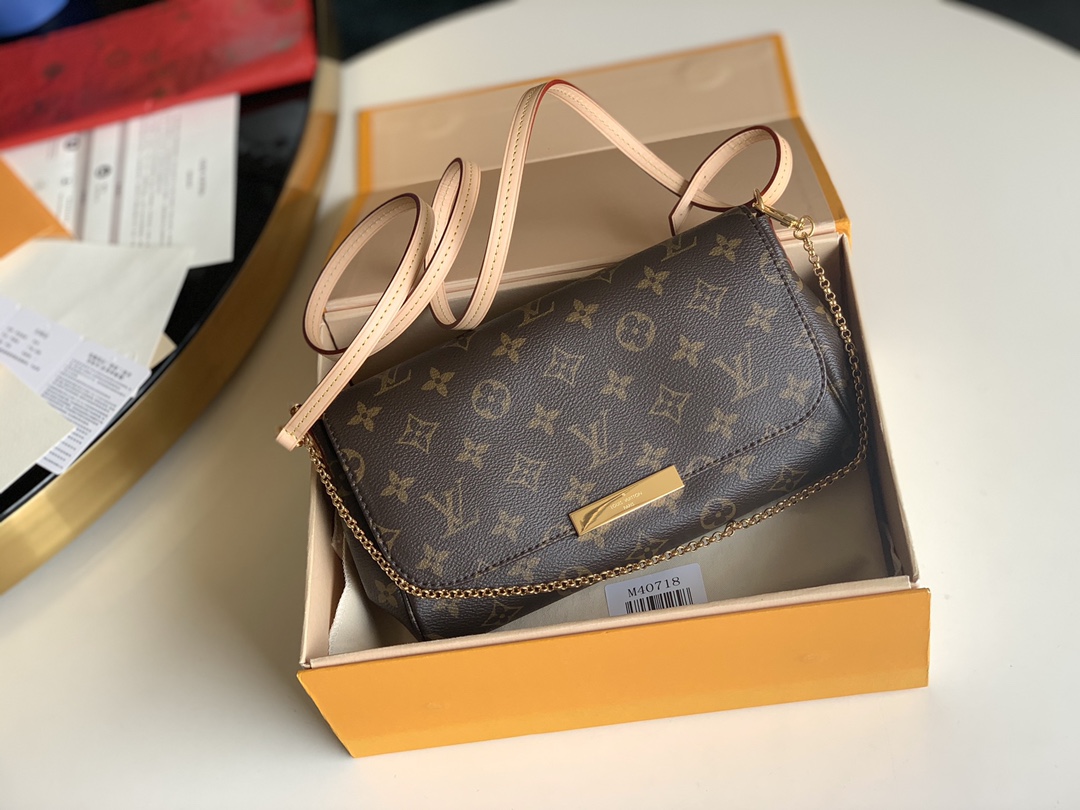 NO:396211,[Exclusive real shot M40718 highly recommended] Feedback season 399, 1 year, with a full set of super high-quality packaging Monogram Favorite, medium size 28cm, so classic does have its advantages. It seems not so average, but it is actually very stylish and easy to match. However, women are not so neutral. Any girl of a body can control it just right and neutralize it. Perhaps it is precisely because of this, it is easy to concave shapes, casual and generous, and effortless to be fashionable. The pillars in the classics are steel hardware and copper chains, imported yellow leather cold pressing technology, high-density lining, which pursues not only perfect details, but also reflects the ingenuity of craftsmanship..., LV [original leather], louis vuitton19860909【独家实拍M40718极力推荐】回馈季399 年限1年 配全套超精品包装Monogram Favorite 中号28cm 那么经典确实有它的优势.看似不那么中规中矩,其实非常有型又好搭配.不过分女性也不那么中性,任何一个体型的女孩子驾驭它都可以恰到好处地中和矫揉气息.也许正是因为这样, 所以它很容易凹造型,随意大方,时髦起来也毫不费力,经典中的台柱子 钢五金铜链,进口黄皮冷压技术,高密度里布,追求的不光是完美细节,更体现出匠心包魂…,LV【原厂皮】,louis vuitton,Bag