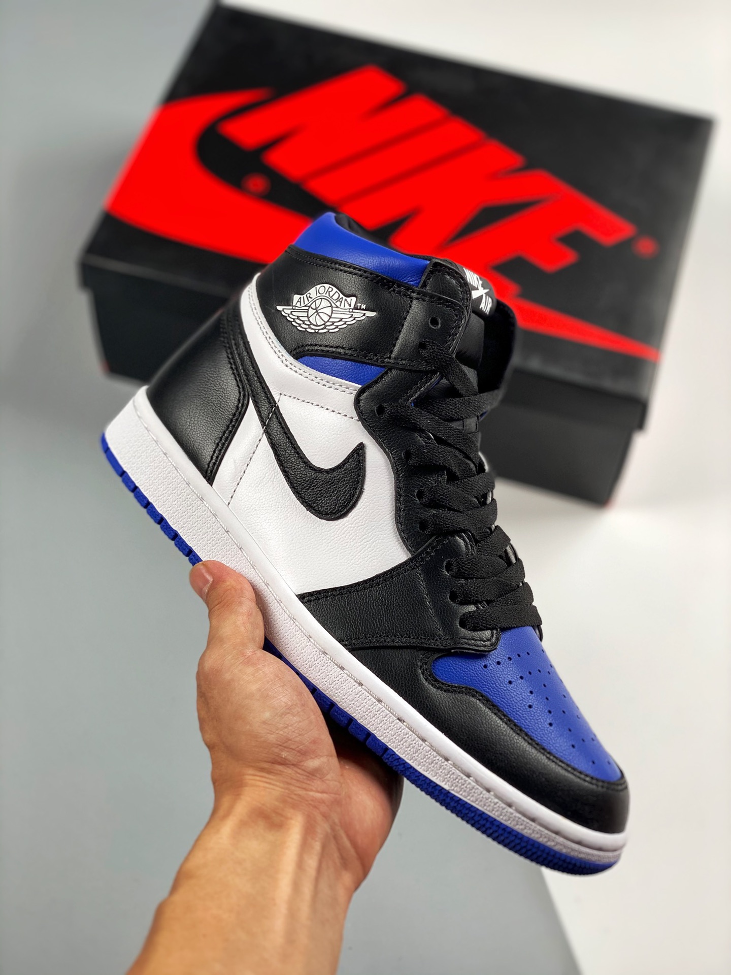 Air Jordan 1 Retro High OG "White Royal" 蓝黑脚趾 货号：555088 041 原楦原档案数据开发#鞋面采用头层皮拼接材质，何处细节都还不错，性价比封顶 Size：36 36.5 37.5 38 3…