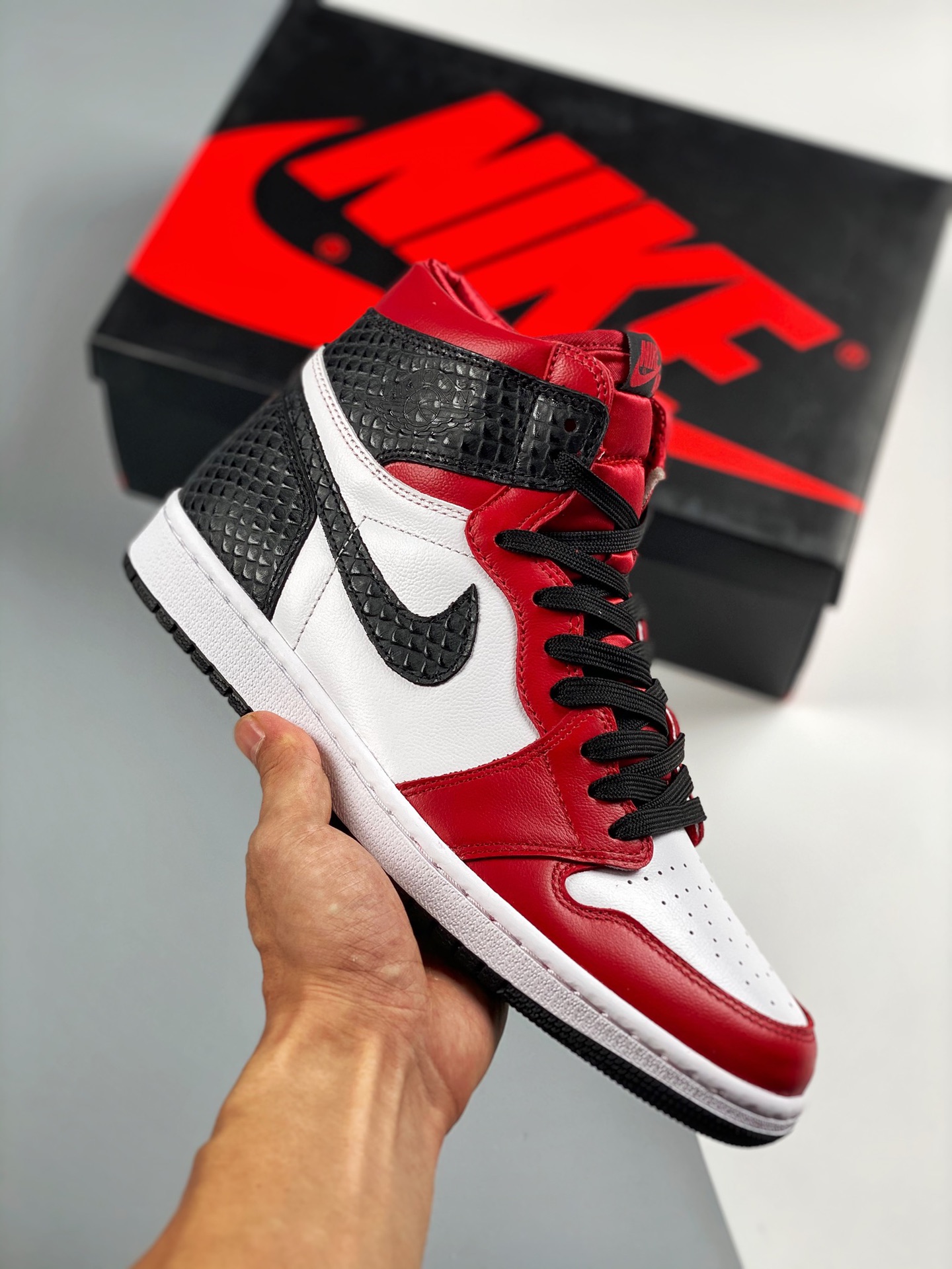 Air Jordan 1 High OG "Satin Red" 缎蛇纹 芝加哥 货号：CD0461 601 原楦原档案数据开发#鞋面采用头层皮拼接材质，何处细节都还不错，性价比封顶 Size：36 36.5 37.5 38 38.5 3…