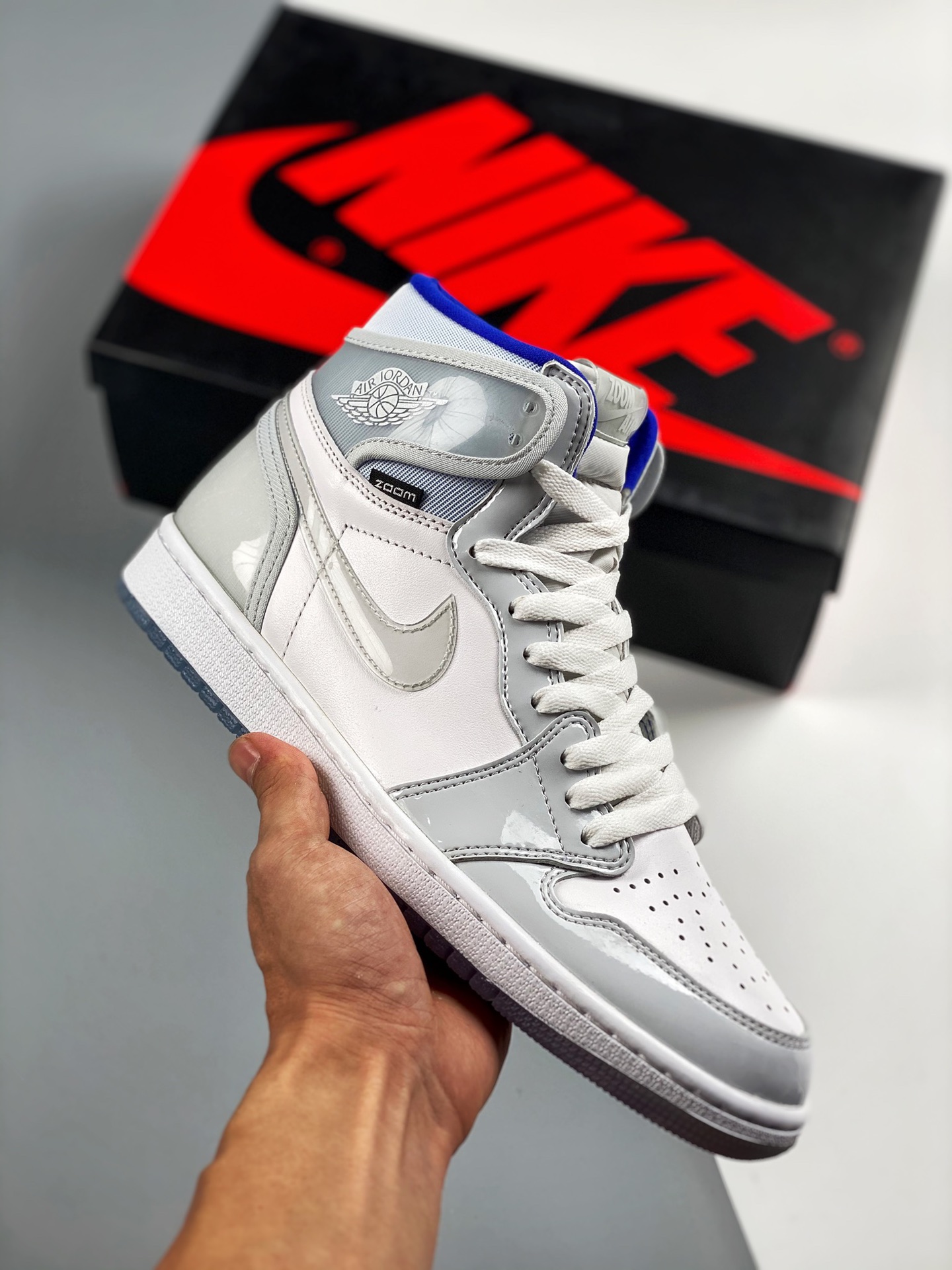 Air Jordan 1 Zoom Racer Blue 白蓝“小Dior” 货号：CK6637 104 原楦原档案数据开发#鞋面采用头层皮拼接材质，何处细节都还不错，性价比封顶 Size：36 36.5 37.5 38 38.5 39 …